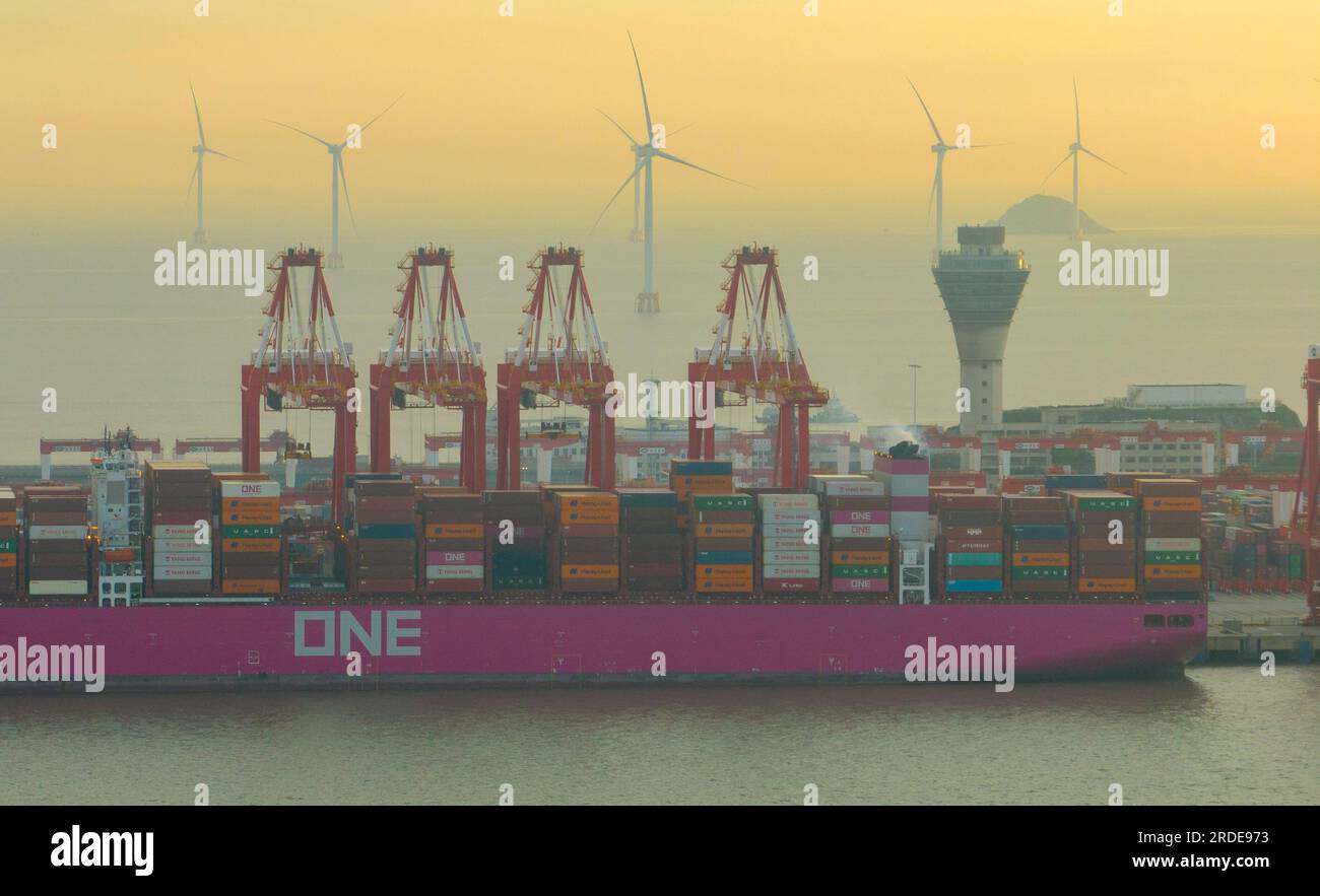 SHANGHAI, CHINA - 21. JULI 2023 - Eine Reihe sehr großer Containerschiffe führen Containerumschlag am automatisierten Terminal von Yangshan durch Stockfoto