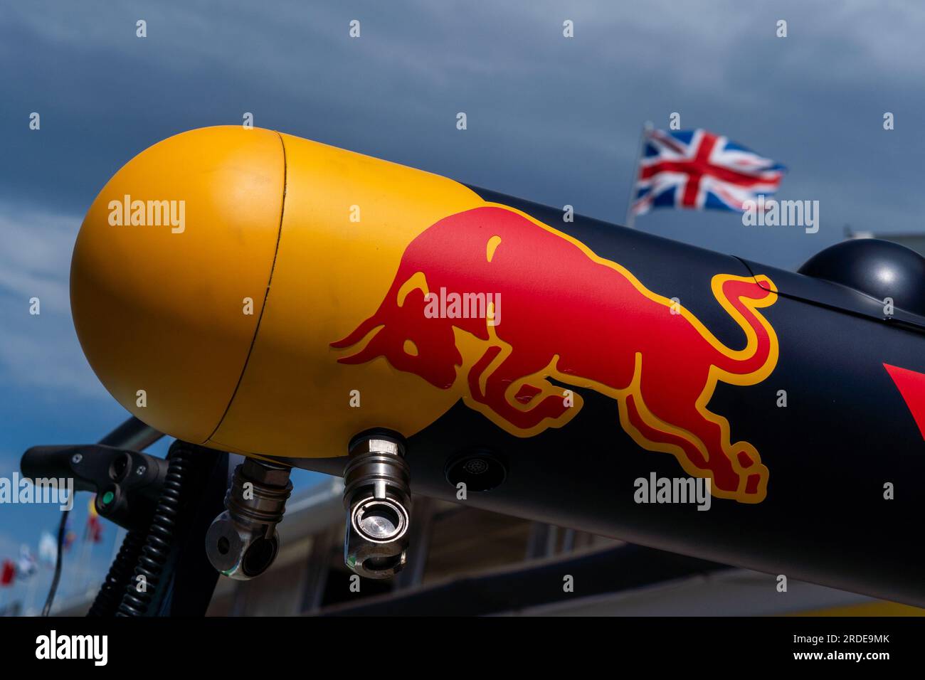 Budapest, Ungarn - 20. JULI 2023, das Red Bull-Logo und die britische Flagge, Media Day vor der Track-Action für den ungarischen Grand Prix F1 Stockfoto