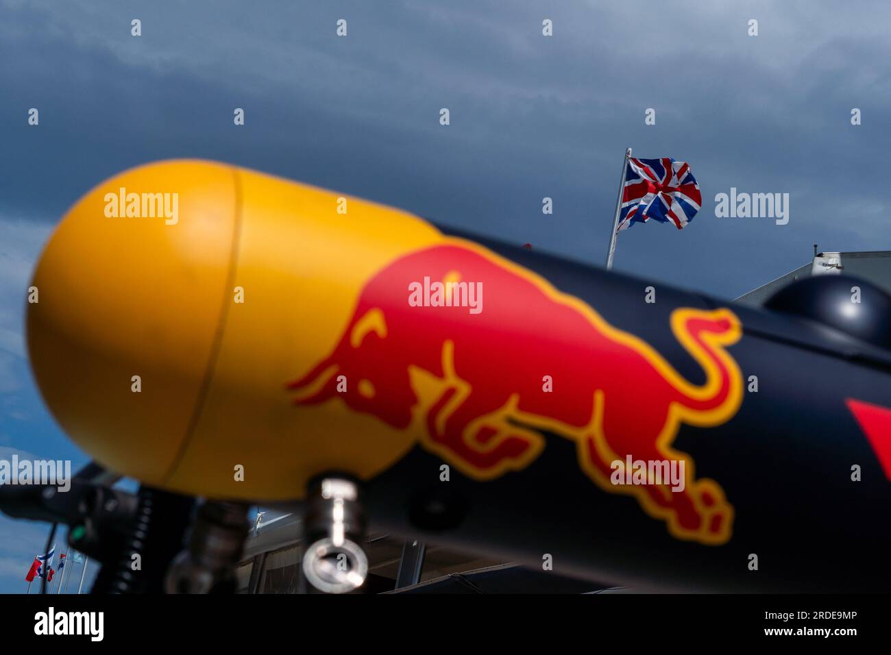 Budapest, Ungarn - 20. JULI 2023, das Red Bull-Logo und die britische Flagge, Media Day vor der Track-Action für den ungarischen Grand Prix F1 Stockfoto