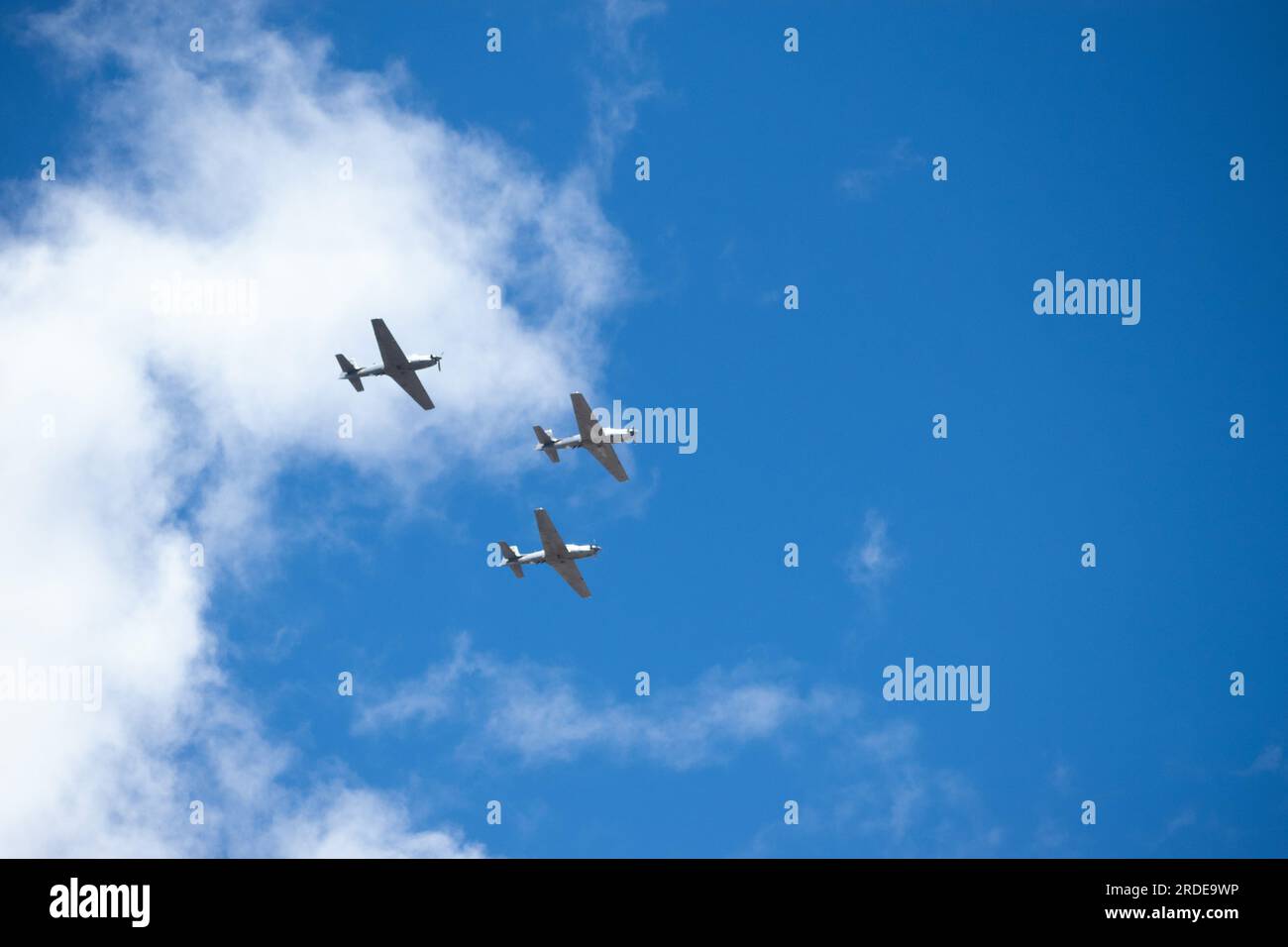 Bogota, Kolumbien. 20. Juli 2023. Am 20. Juli 2023 in Bogota nehmen Flugzeuge der kolumbianischen Luftwaffe T-27 Tucano an der Militärparade für die 213 Jahre kolumbianischer Unabhängigkeit Teil. Foto: Jessica Patino/Long Visual Press Credit: Long Visual Press/Alamy Live News Stockfoto