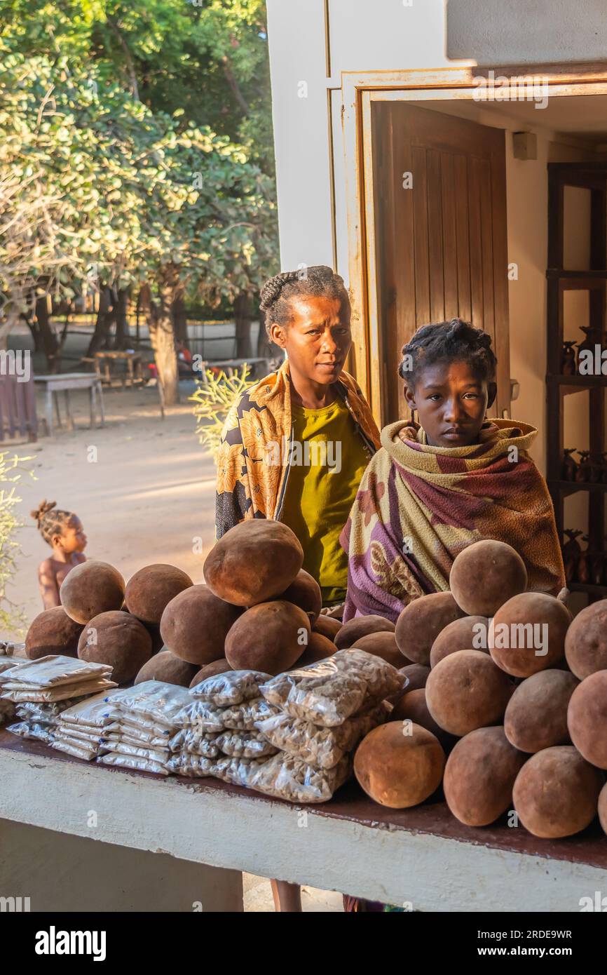 Morondava, Madagaskar - Mai 31,2023: Eine madagassische Frau, die Baobab-Früchte und Baobab-Puder in Morondava verkauft Stockfoto