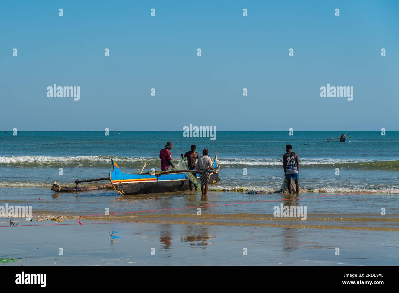 Morondava, Madagaskar - Mai 31,2023: Madagassischer Mann an der Küste von Morondava mit einem Boot zum Angeln Stockfoto