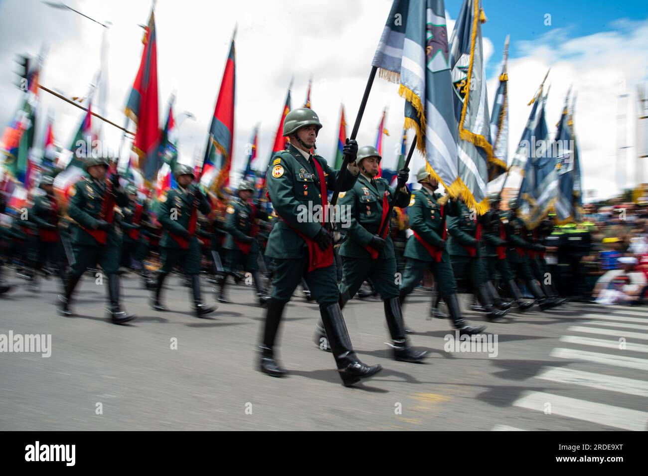 Bogota, Kolumbien. 20. Juli 2023. Kolumbianische Armeevertreter nehmen an der Militärparade für die 213 Jahre kolumbianischer Unabhängigkeit Teil, die am 20. Juli 2023 in Bogota stattfindet. Foto von: Chepa Beltran/Long Visual Press Credit: Long Visual Press/Alamy Live News Stockfoto