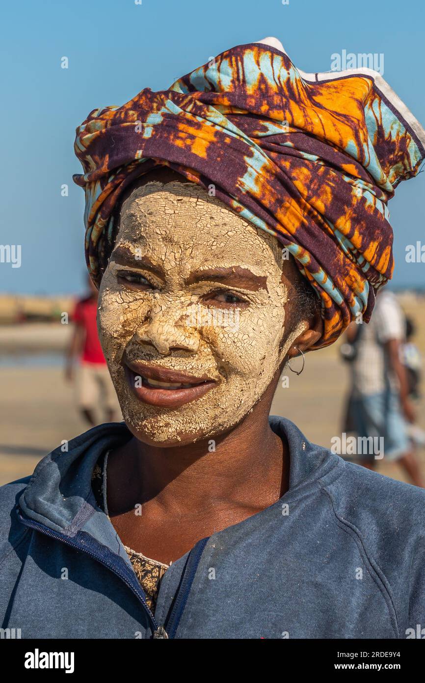 Morondava, Madagaskar - Mai 31,2023: Eine madagassische Frau mit Maskenmalerei, ist bekannt als Masonjaony an der Küste von Morondava Stockfoto