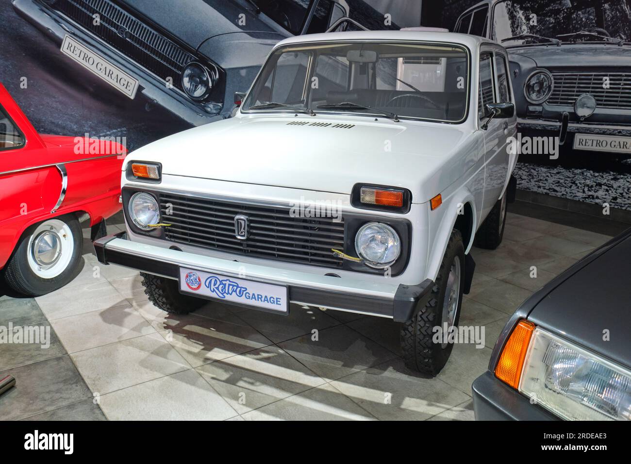 Ein klassischer weißer Lada Niva SUV, Offroad-Fahrzeug. Im Retro Garage Car Museum of Oldtimer in Shymkent, Kasachstan. Stockfoto