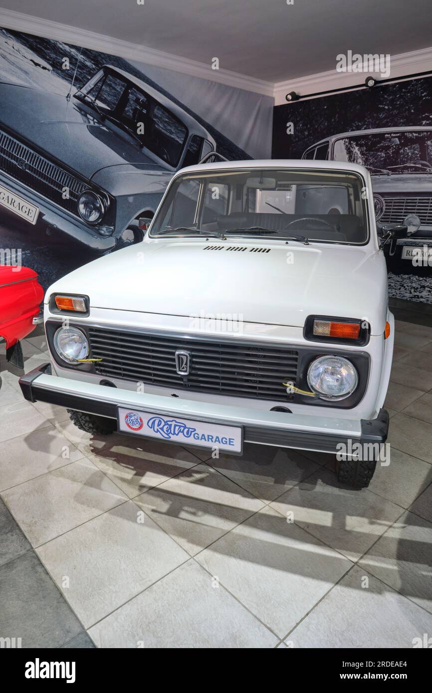 Ein klassischer weißer Lada Niva SUV, Offroad-Fahrzeug. Im Retro Garage Car Museum of Oldtimer in Shymkent, Kasachstan. Stockfoto