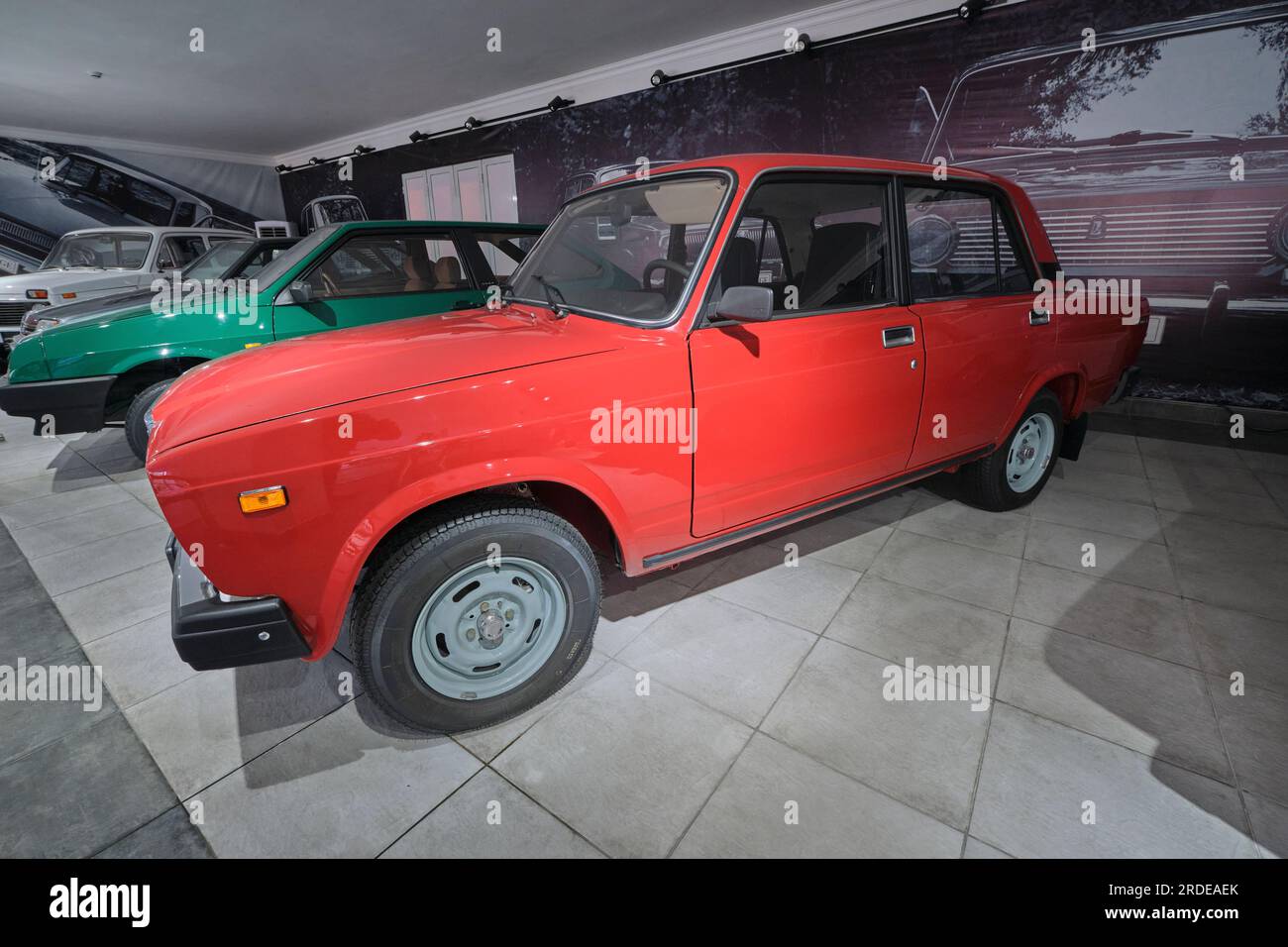 Blick auf eine rote Limousine aus den 80er Jahren, Lada Riva, Nova, Signet, Modell VAZ-2107. Im Retro Garage Car Museum of Oldtimer in Shymkent, Kasachstan. Stockfoto