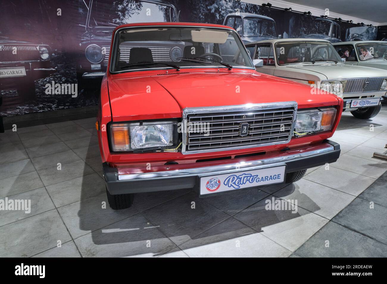 Blick auf eine rote Limousine aus den 80er Jahren, Lada Riva, Nova, Signet, Modell VAZ-2107. Im Retro Garage Car Museum of Oldtimer in Shymkent, Kasachstan. Stockfoto