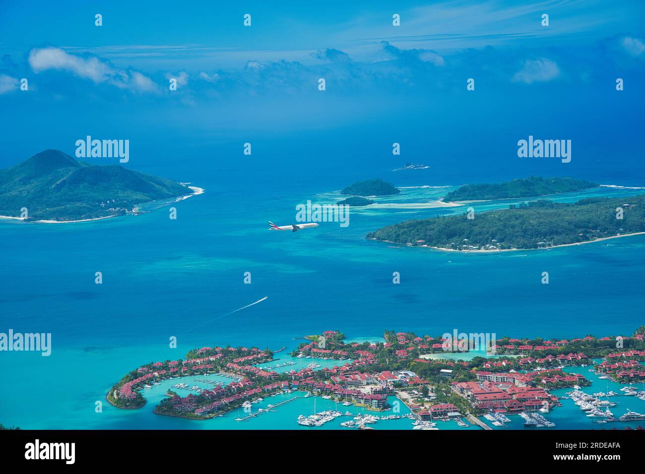 Mahe Seychelles 20.07.2023 Emirates Flug Landung von Dubai, über den St. Anne Marine Park am frühen Nachmittag, sonniger Tag Mahe Seychellen Stockfoto