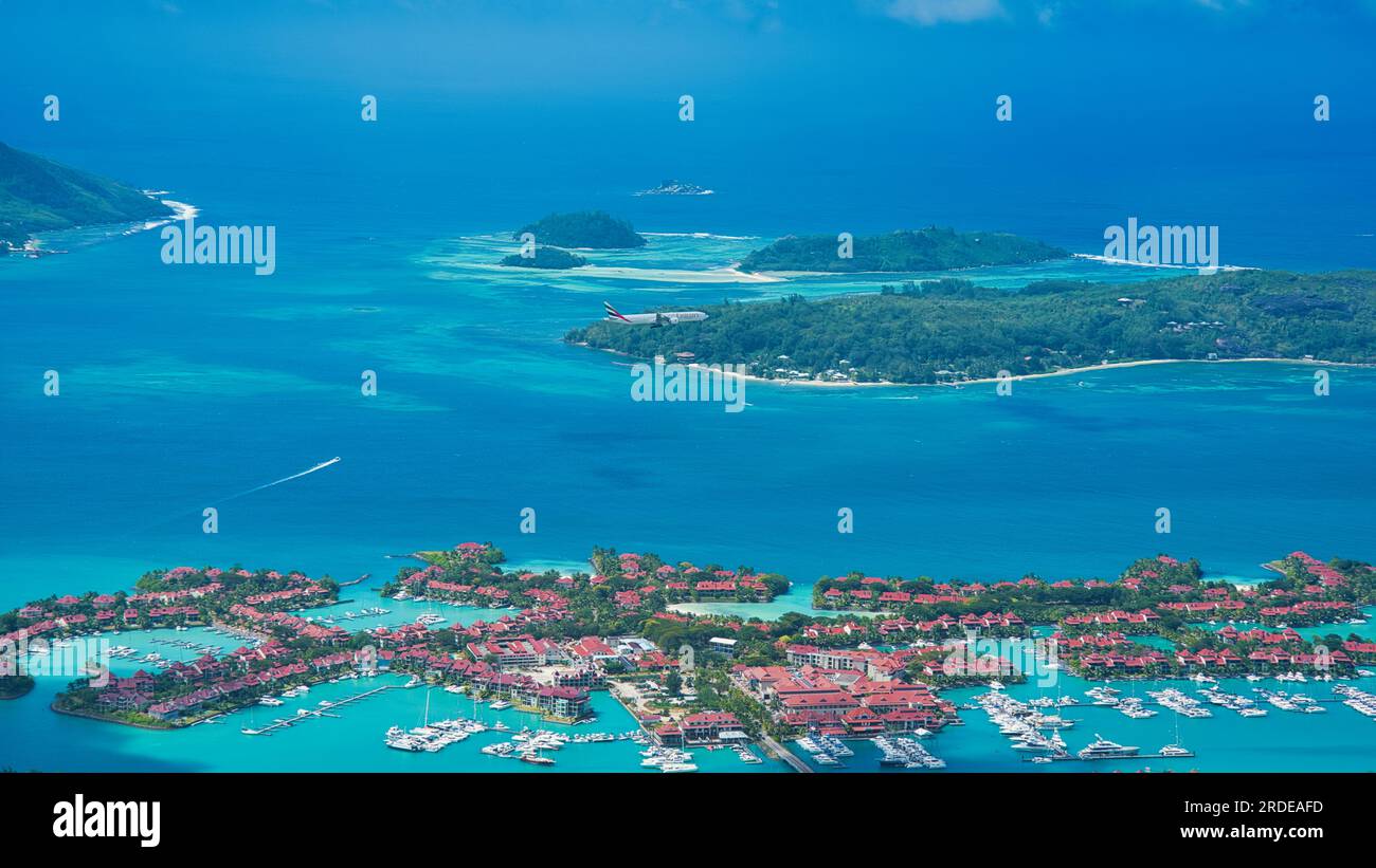 Mahe Seychelles 20.07.2023 Emirates Flug Landung von Dubai, über den St. Anne Marine Park am frühen Nachmittag, sonniger Tag Mahe Seychellen Stockfoto