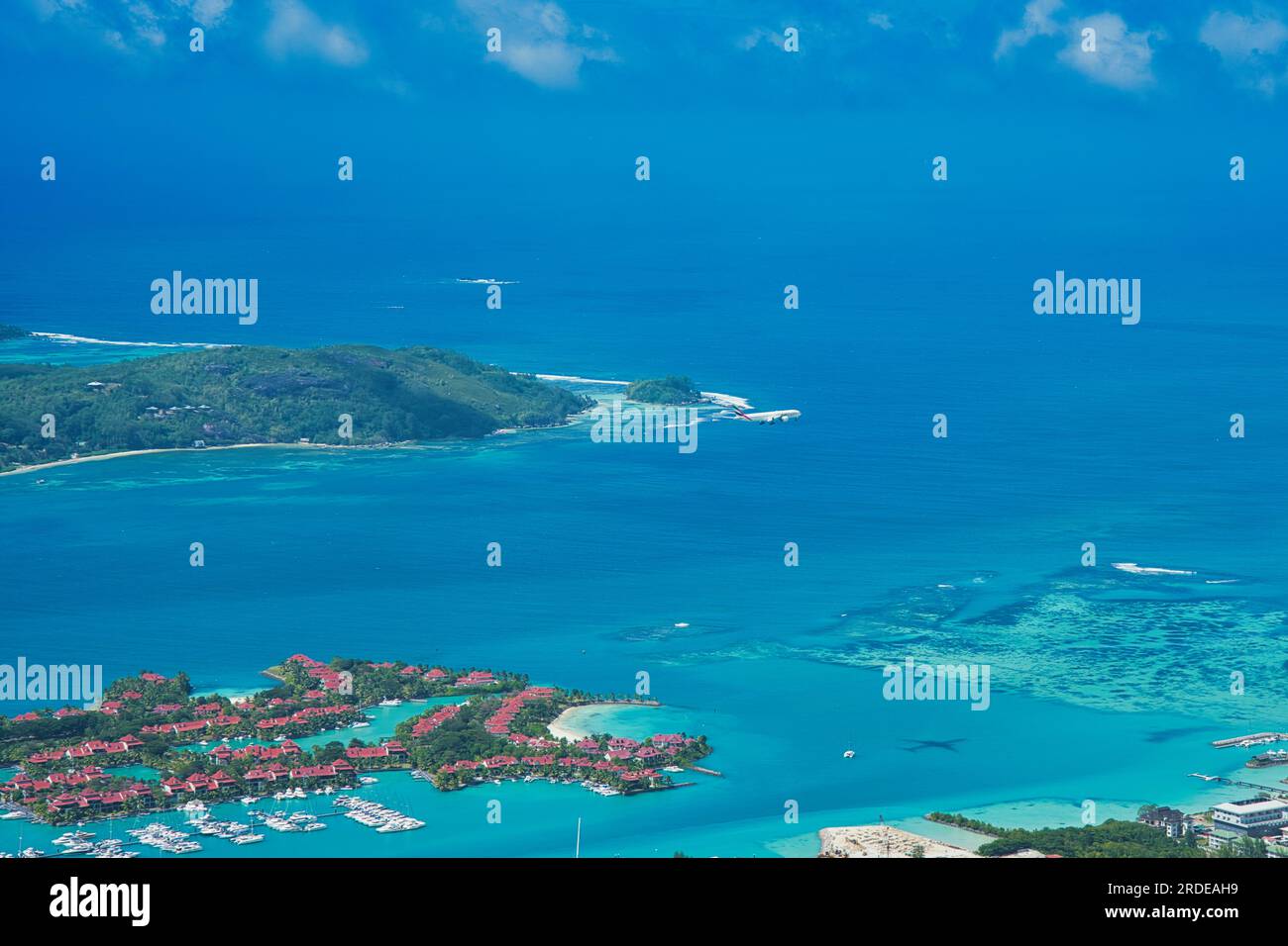 Mahe Seychelles 20.07.2023 Emirates Flug Landung von Dubai, über den St. Anne Marine Park am frühen Nachmittag, sonniger Tag Mahe Seychellen Stockfoto