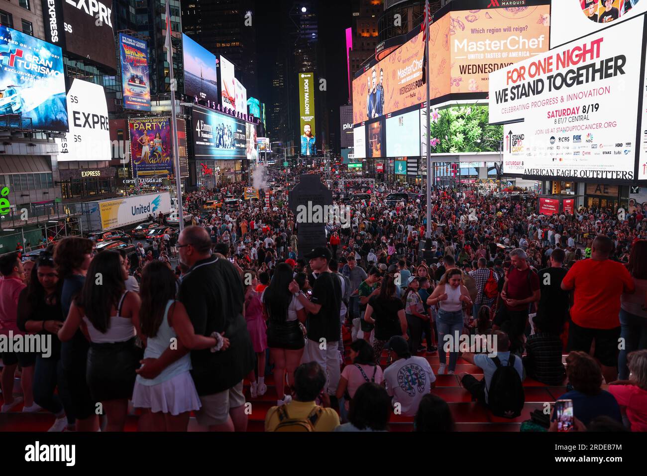 New York City, USA, Juli 20. Atmosphäre am Times Square an einem Sommerabend mit hohen Temperaturen in New York City in den Vereinigten Staaten am Donnerstag, dem 20. Juli. Kredit: Brasilien Photo Press/Alamy Live News Stockfoto