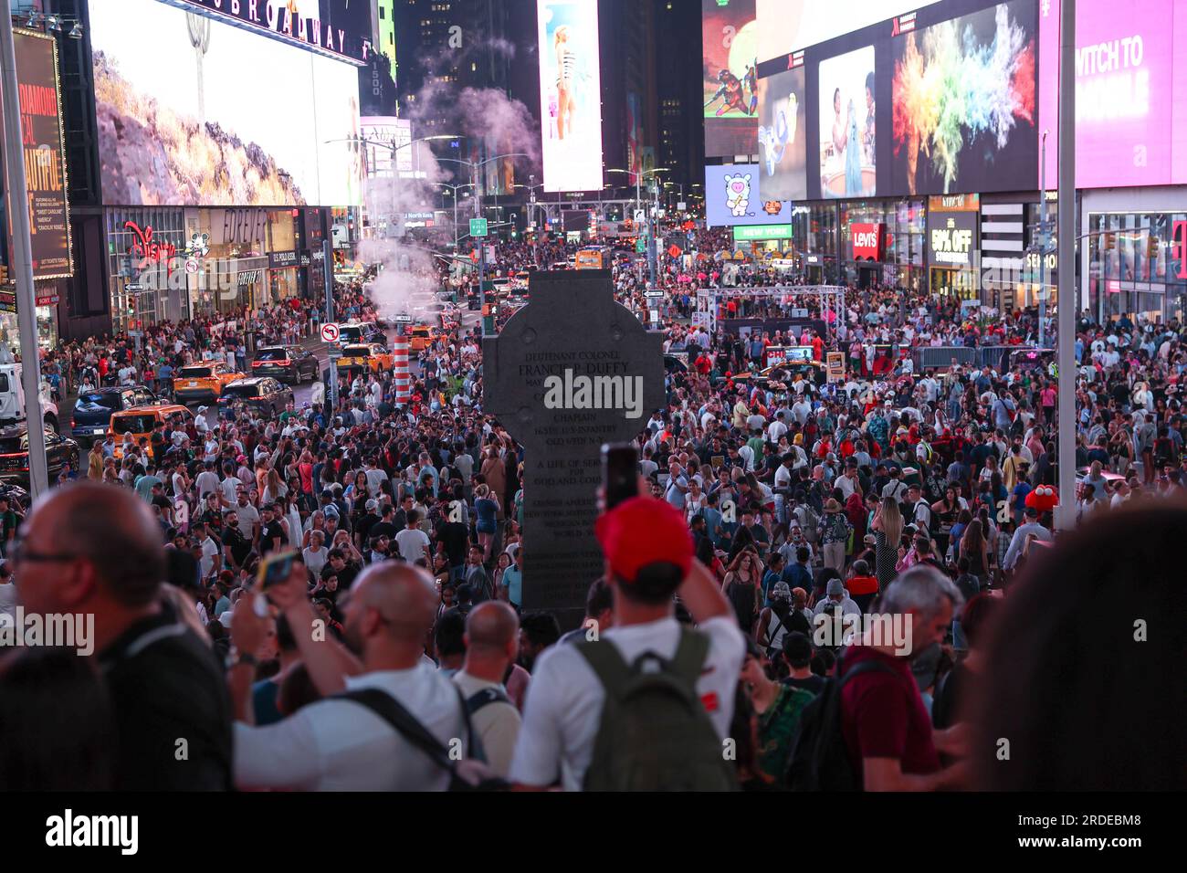 New York City, New York, USA. 20. Juli 2023. Atmosphäre am Times Square an einem Sommerabend mit hohen Temperaturen in New York City in den Vereinigten Staaten am Donnerstag, dem 20. Juli. (Kreditbild: © William Volcov/ZUMA Press Wire) NUR REDAKTIONELLE VERWENDUNG! Nicht für den kommerziellen GEBRAUCH! Stockfoto