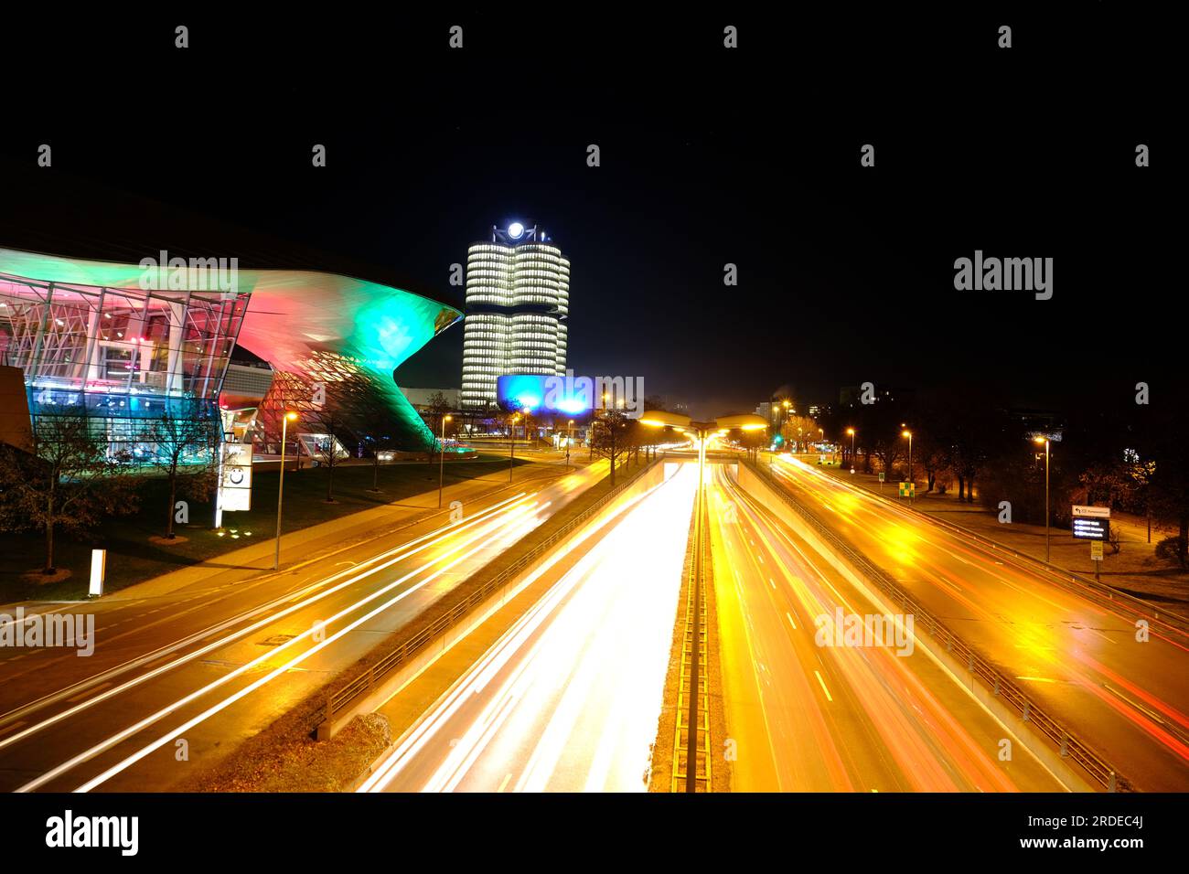 Wunderschöne Nacht mit Blick auf das BMW 4-Zylinder-Gebäude. Im Winter wurde in München auf der Brücke zum Olympiapark ein Foto gemacht. Stockfoto