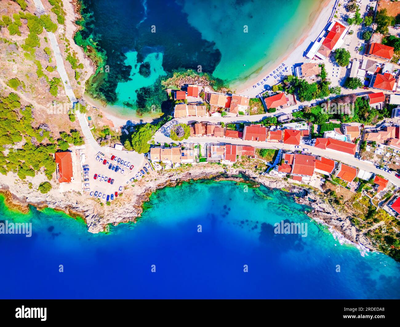 Assos, Griechenland. Aus der Vogelperspektive sehen Sie das malerische Dorf, farbenfrohe Häuser und die türkisfarbene Bucht. Idyllische Kefalonia, Ionische Inseln. Stockfoto
