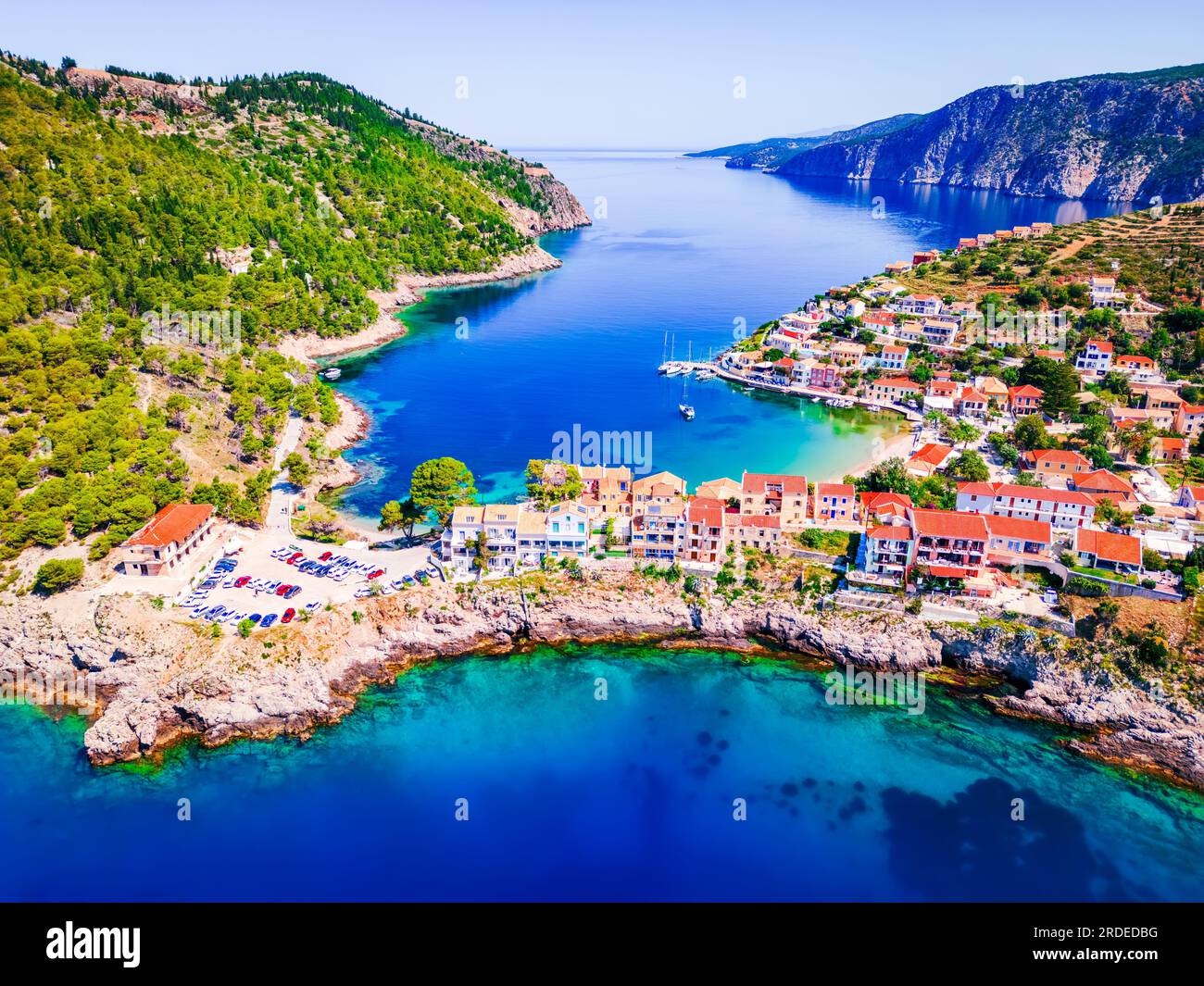 Assos, Kefalonia. Luftaufnahme des malerischen Dorfes, der idyllischen griechischen Inseln und des Ionischen Meeres, Reisen nach Griechenland. Stockfoto