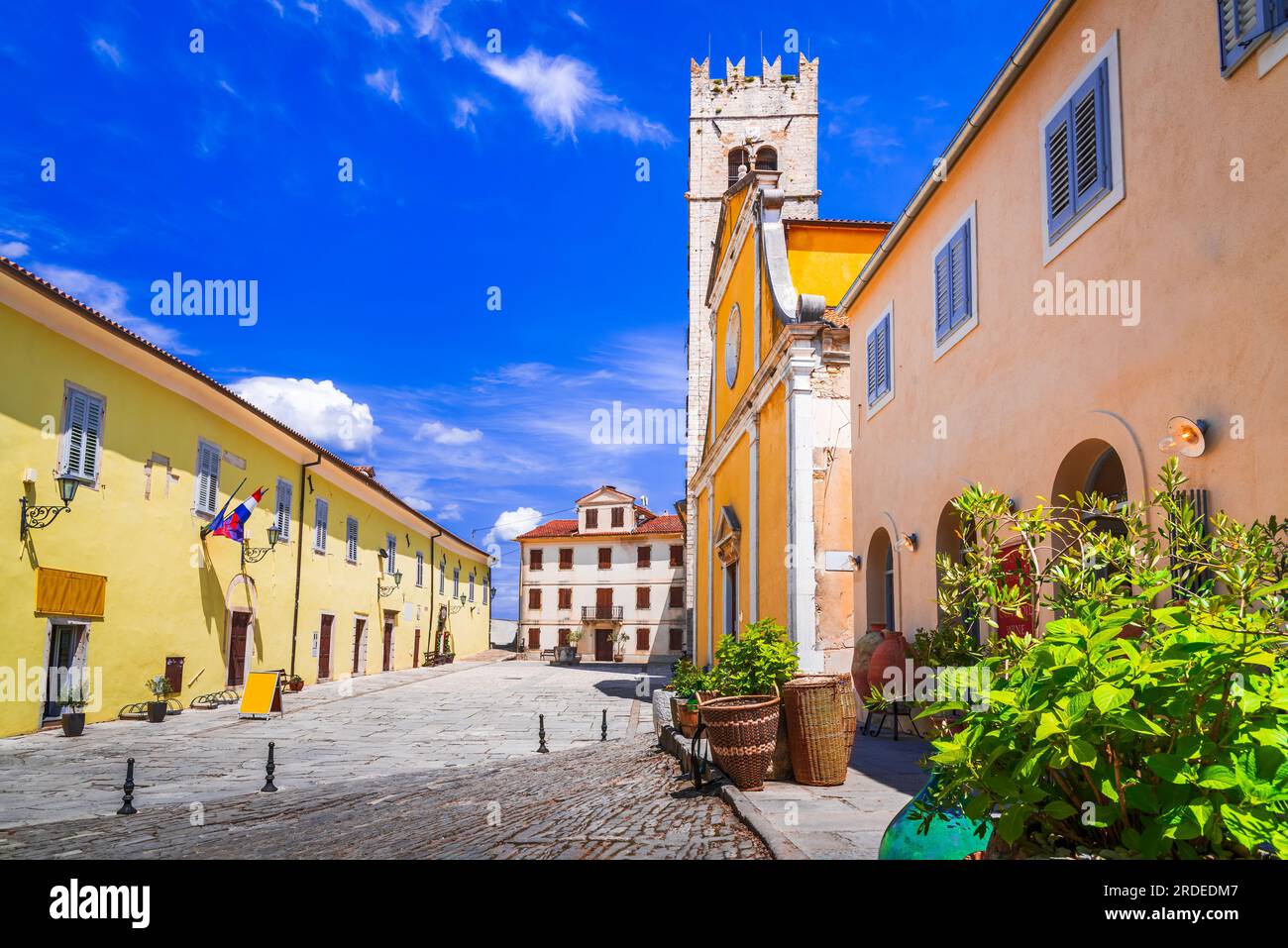 Motovun, Kroatien. Historisches Stadtzentrum, Reiseziel im Landesinneren Istriens Region von Dalmatien, Adria. Stockfoto