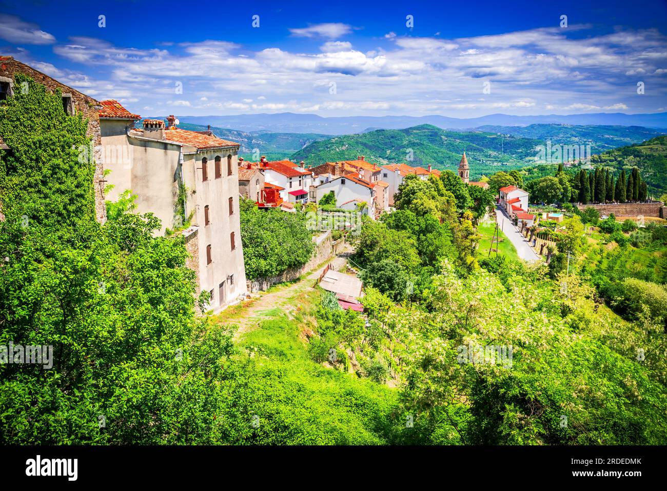 Motovun, Kroatien. Malerische historische Stadt Motovun auf idyllischen grünen Hügel, Reiseziel im Landesinneren Istrien Region von Kroatien. Stockfoto