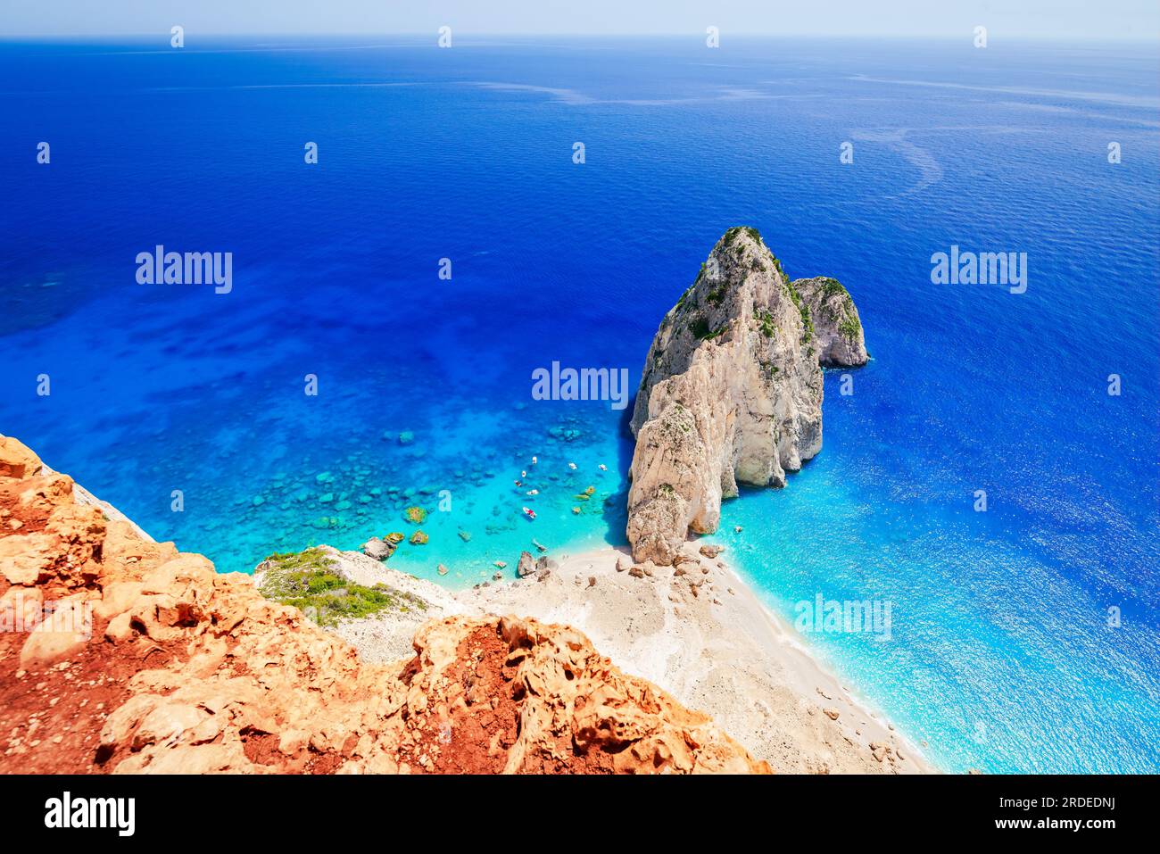 Keri, Zakynthos. Myzithres Beach aus der Vogelperspektive, Landschaft über dem Ionischen Meer, griechische Inseln, Griechenland. Stockfoto