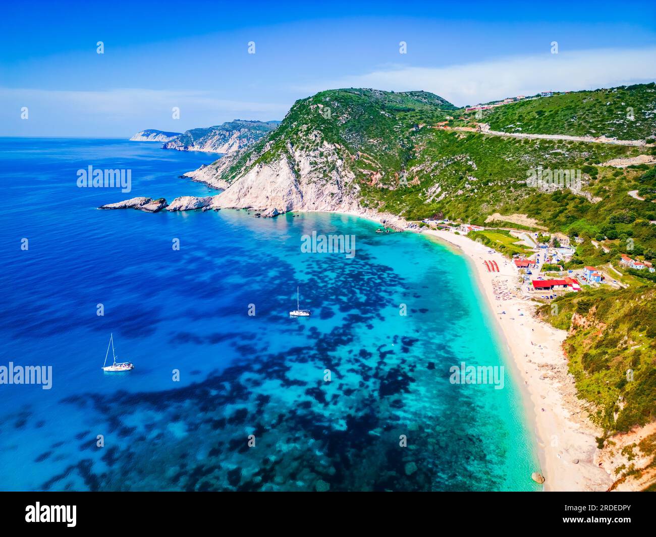 Kefalonia, Griechenland. Paralia Petani, einer der schönsten Strände der Insel Cephalonia, griechische Sommerferienlandschaft. Stockfoto