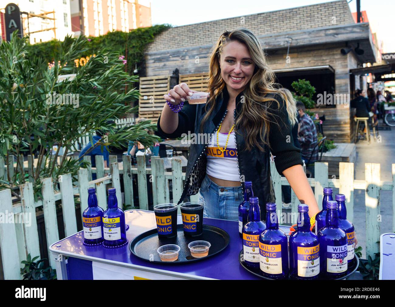 Lady Vendor mit Wild Tonic Proben Stockfoto