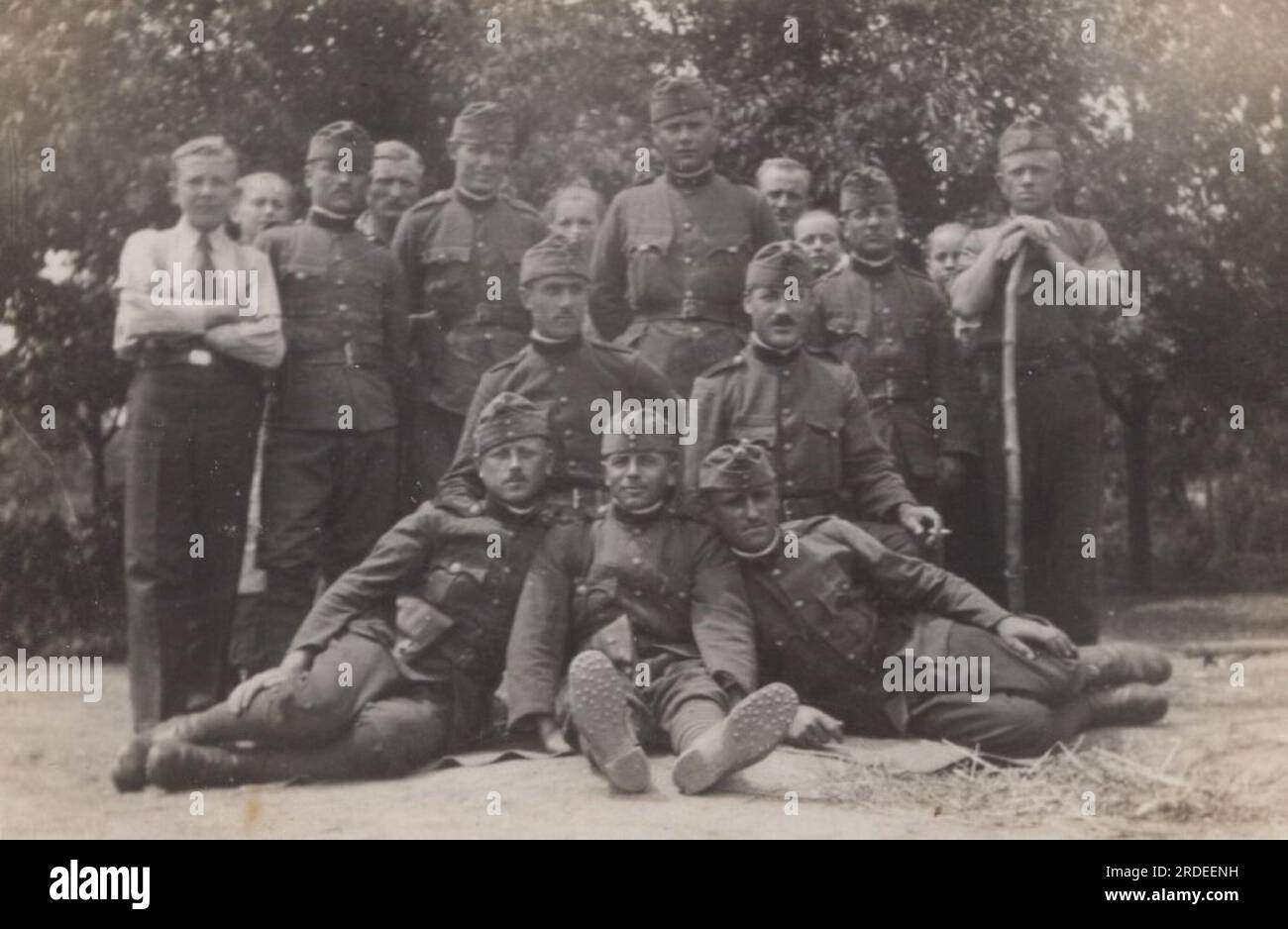 Alte Gruppe von Soldaten Foto aus dem Zweiten Weltkrieg ( WW2) möglicherweise war es eine Einheit, die zusammensteht. Stockfoto