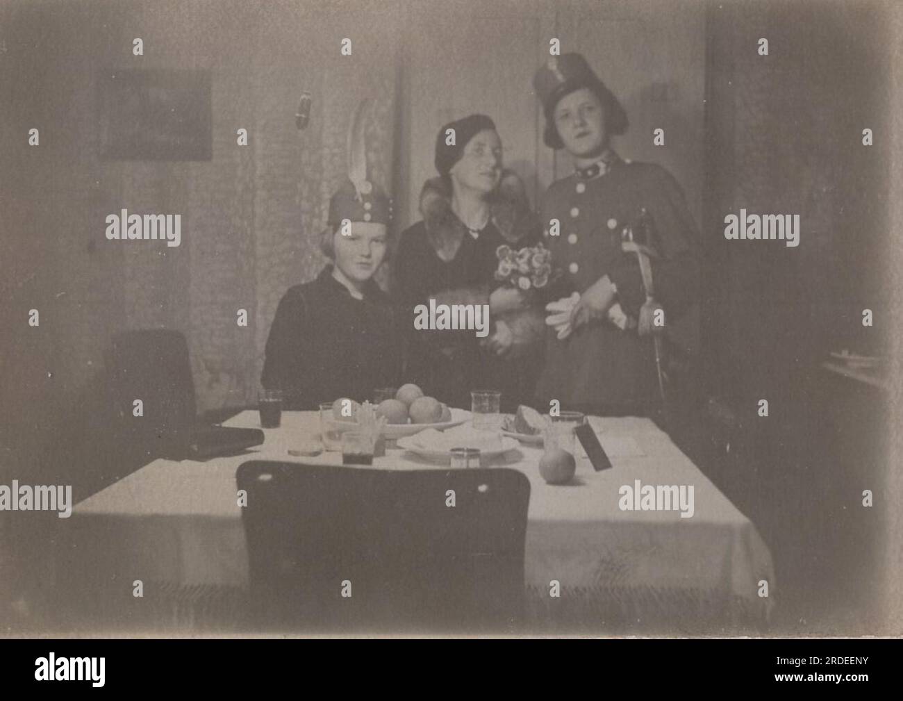 Altes Familienfoto. Die Mädchen haben die Militäruniform ihres Vaters ausgesucht, weil sie die Kamera postiert haben. 1930er Foto Stockfoto