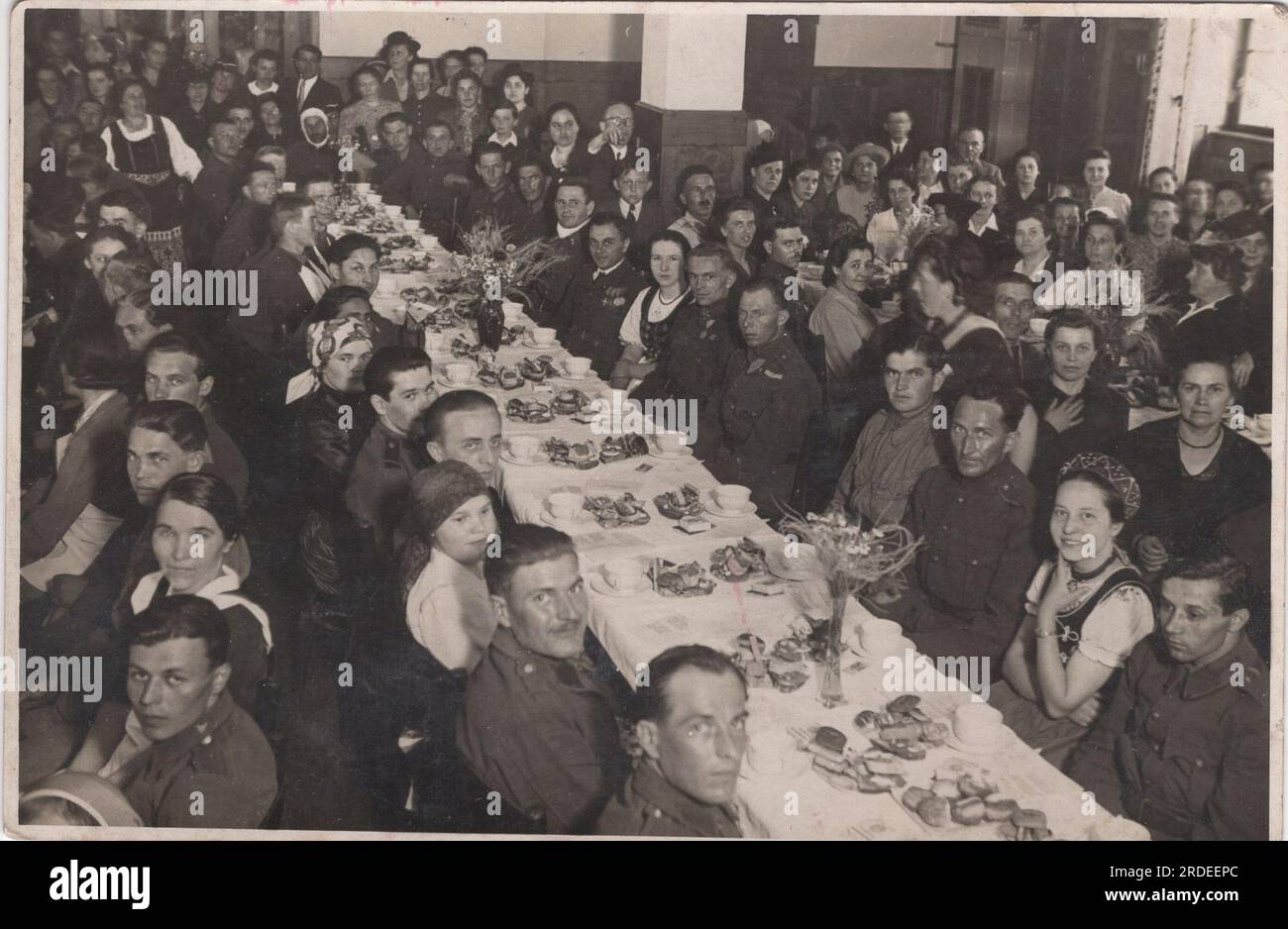 Klassisches Militärevent in einem Bankettsaal während des Zweiten weltkriegs / WW2. Soldaten mit diesen Frauen, die an dieser Veranstaltung teilnehmen, um zusammen zu essen. Stockfoto