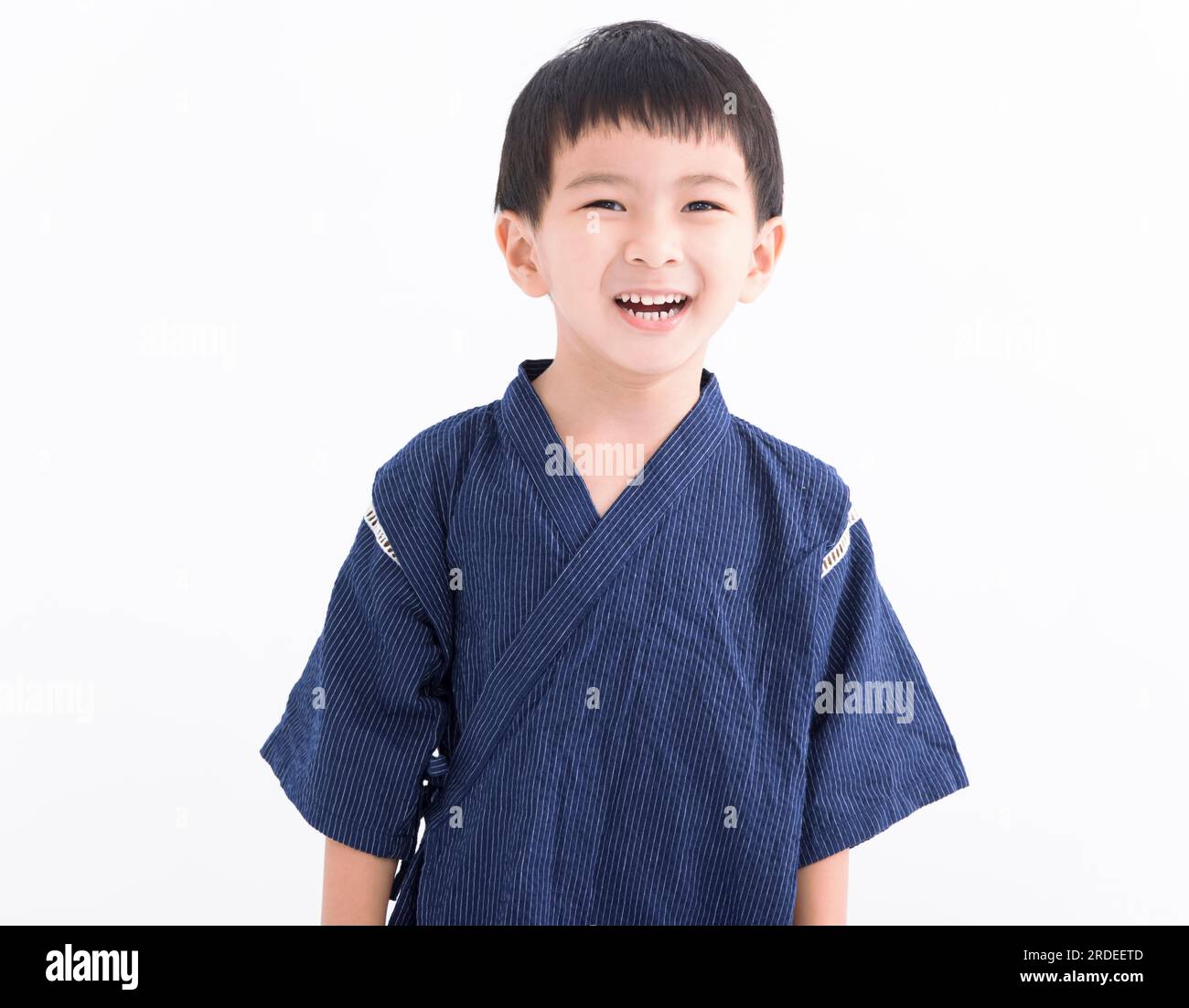 Ein glücklicher asiatischer Junge in japanischer Kimono-Kleidung Stockfoto