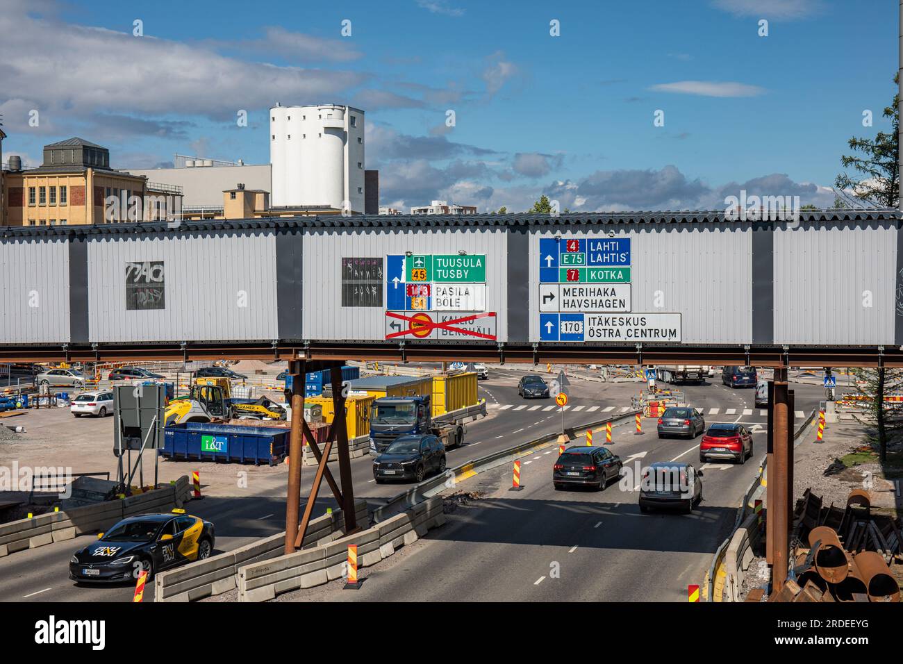 Temporäre Fußgängerbrücke über die Sörnäisten Rantatie in Helsinki, Finnland Stockfoto