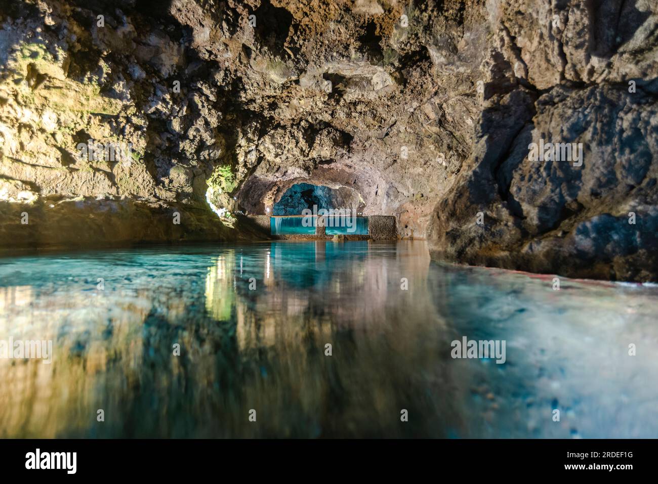 Künstliche Lichtreflexionen im unterirdischen See in der vulkanischen Höhle auf Madeira Island Stockfoto