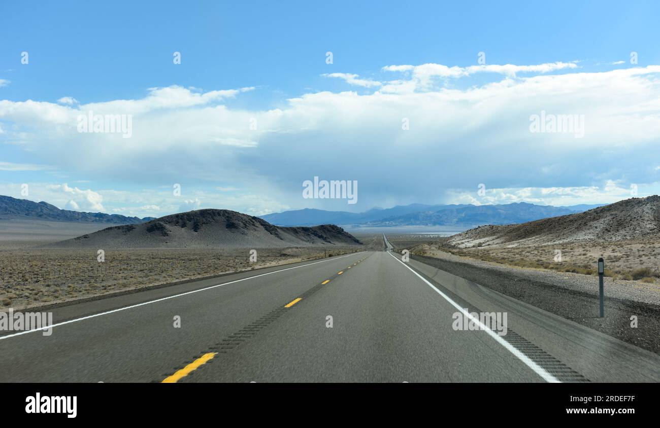 Converging Road im Norden Nevadas, Roadtrip im Südwesten der USA, Stockfoto