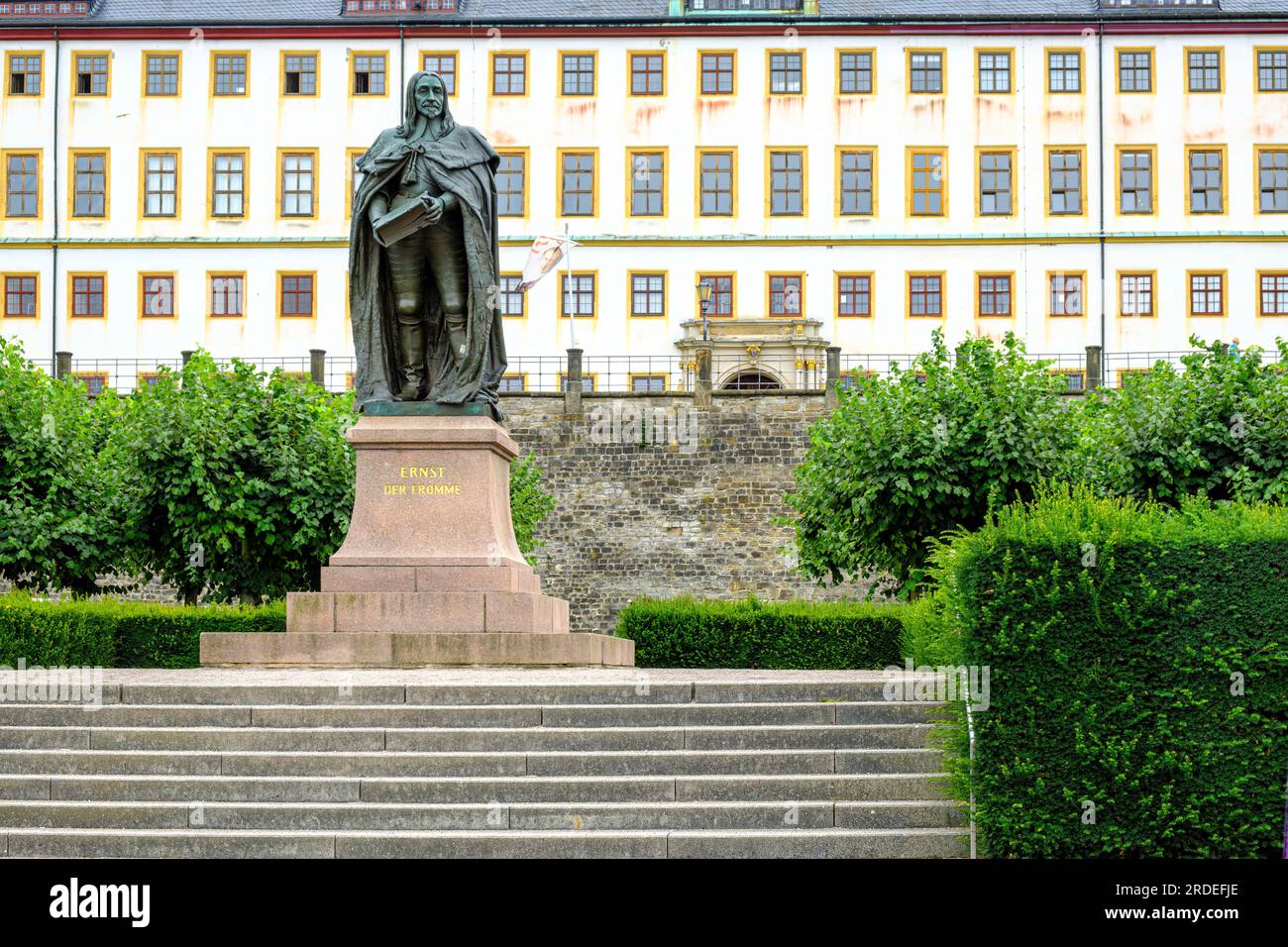 Statue von Ernst I, dem frommen Gründer des Hauses Sachsen-Gotha-Altenburg vor dem Schloss Friedenstein in Gotha, Thüringen. Stockfoto