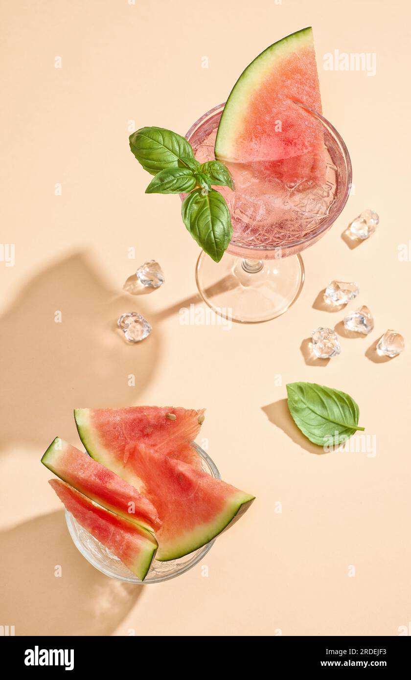 Trendiger Sommercocktail, Wassermelone, Ingwerfiz, dekoriert mit Basilikumblättern Stockfoto