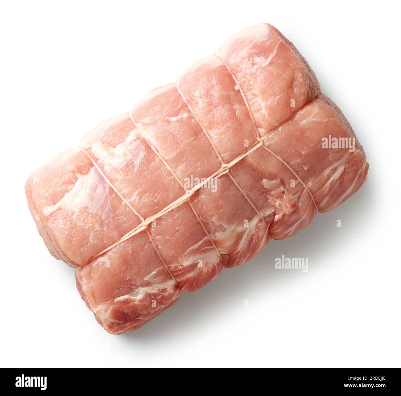 Frisches rohes Schweinefleisch zur Herstellung von Schweinebraten isoliert auf weißem Hintergrund, Draufsicht Stockfoto