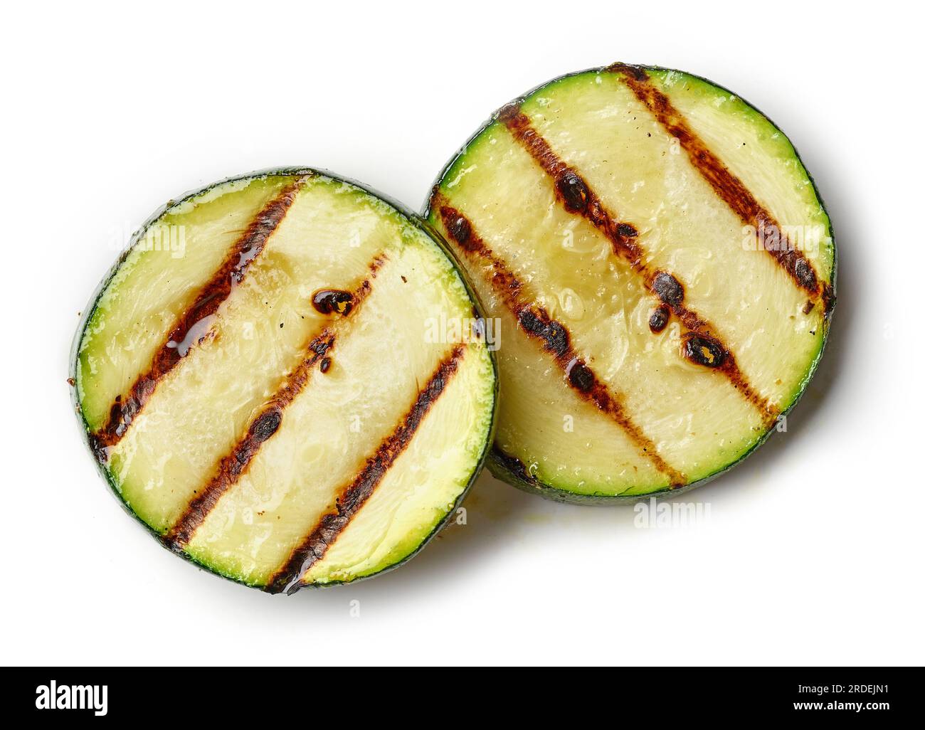 Gegrillte Zucchinischeiben isoliert auf weißem Hintergrund; Draufsicht Stockfoto