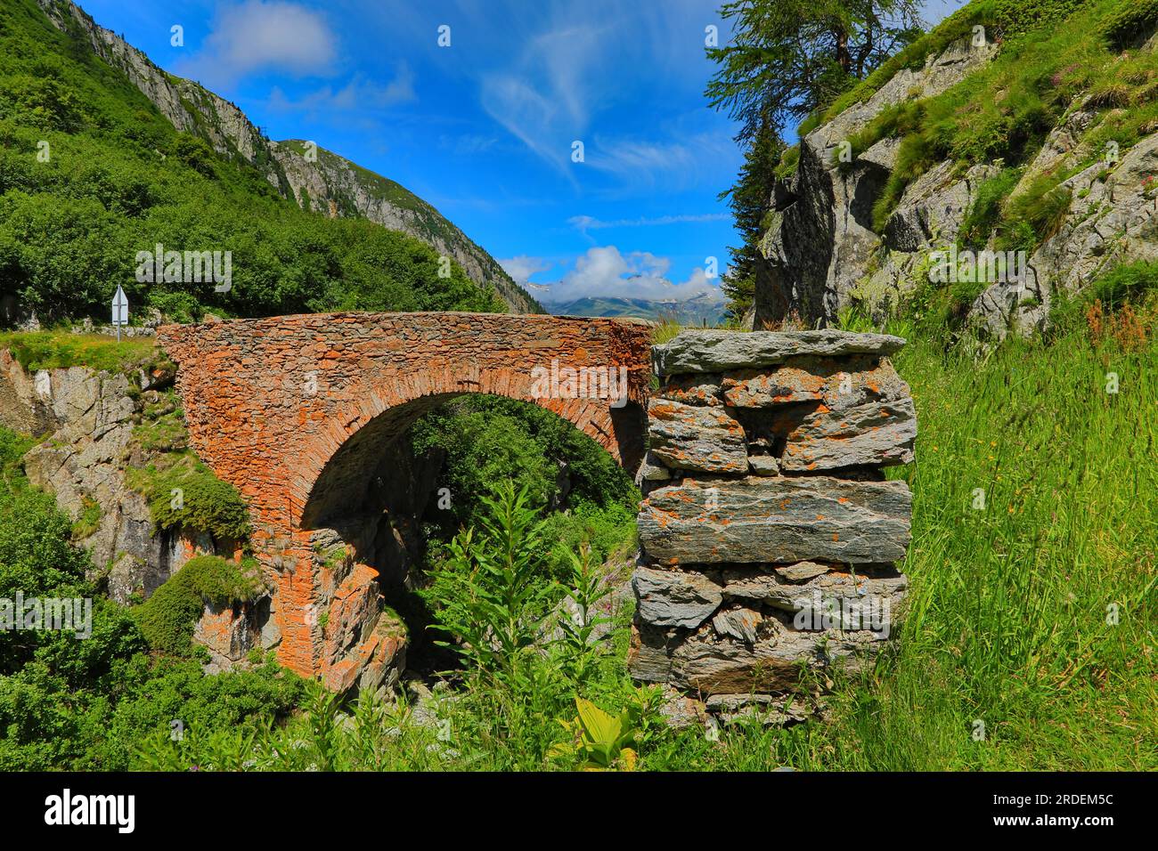 Alte Steinbrücke über den Ägene, Ladstaffel, Nufenenpass, Griesspass, Ulrichen, Kanton Wallis Schweiz, HDR-Bild Stockfoto