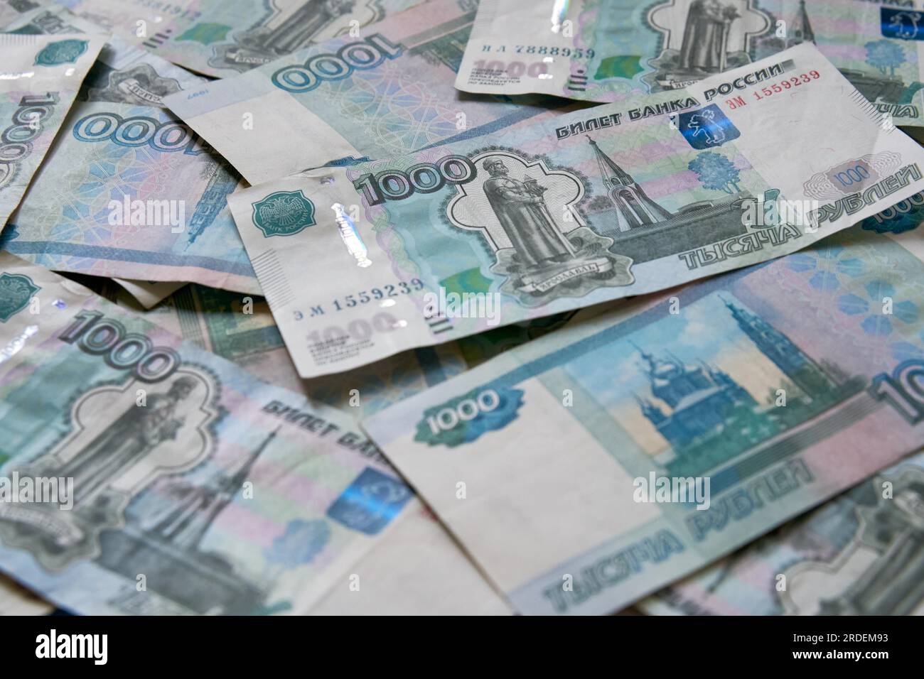 1000 russische Rubel-Scheine liegen auf einem großen Stapel. Vielseitiger konzeptioneller Hintergrund Stockfoto