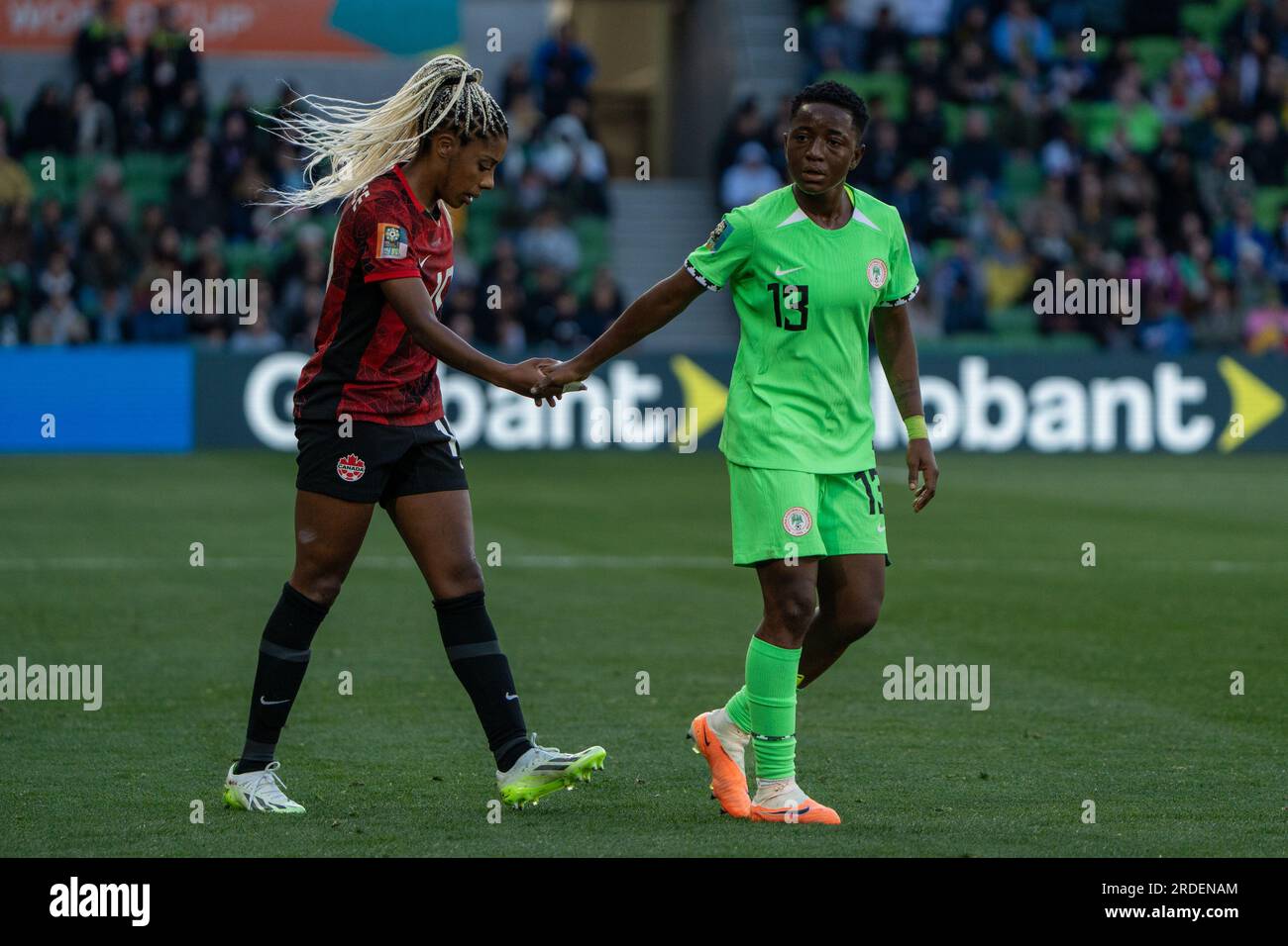 Melbourne, Australien. 21. Juli 2023. Melbourne, Australien, Juli 21. 2023: Ashley Lawrence (10 Kanada) und Deborah Abiodun (13 Nigeria) geben sich nach einer Herausforderung während des Fußballspiels der FIFA Womens World Cup 2023 zwischen Nigeria und Kanada im Melbourne Rectangular Stadium in Melbourne, Australien, die Hand. (NOE Llamas/SPP) Guthaben: SPP Sport Press Photo. Alamy Live News Stockfoto