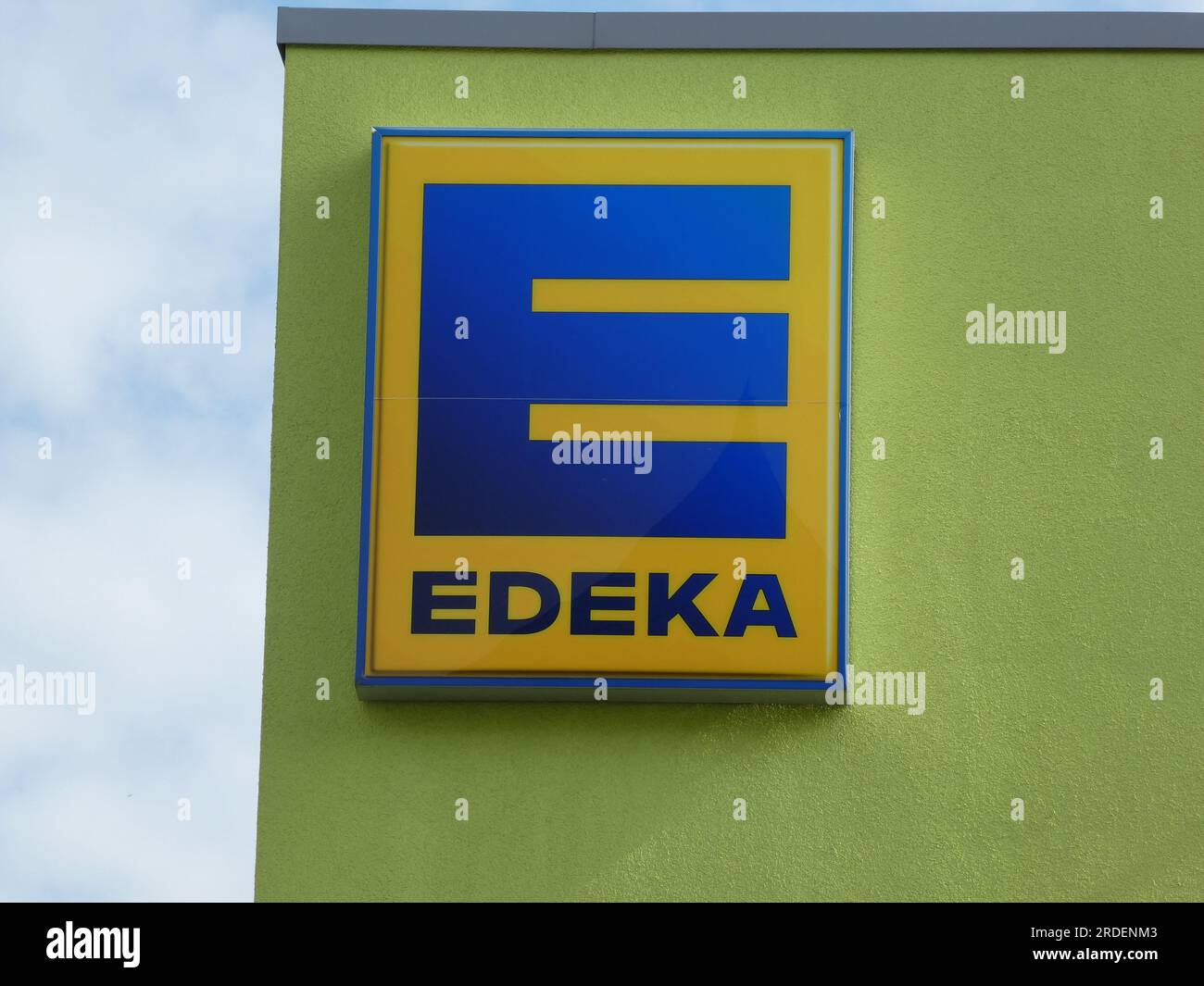 Weilerswist, Deutschland. 18. Juli 2023. Logo, Schriftzug von EDEKA, die Edeka-Gruppe ist eine genossenschaftlich organisierte Gruppe von Unternehmen des deutschen Einzelhandelssektors Kredit: Horst Galuschka/dpa/Alamy Live News Stockfoto