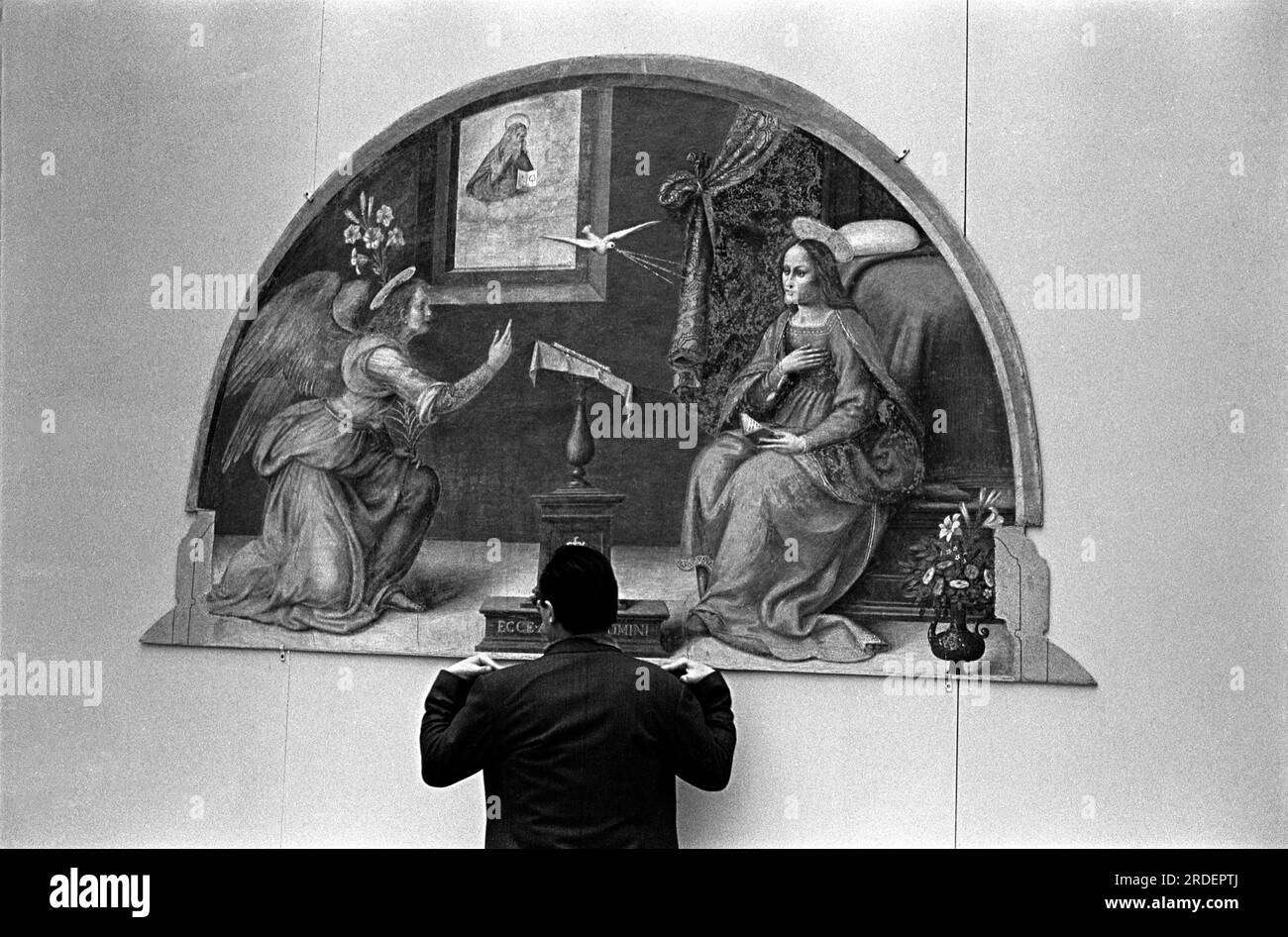 Hängen Sie die Fresken von Florenz auf, eine Kunstrat-Ausstellung in der Hayward Gallery. Ein italienischer Kunstexperte, der die Show aufhängt, misst den Abstand vom Boden, in dem ein Fresko aufgehängt wird. London, England, ca. 1969 1960er, UK HOMER SYKES Stockfoto