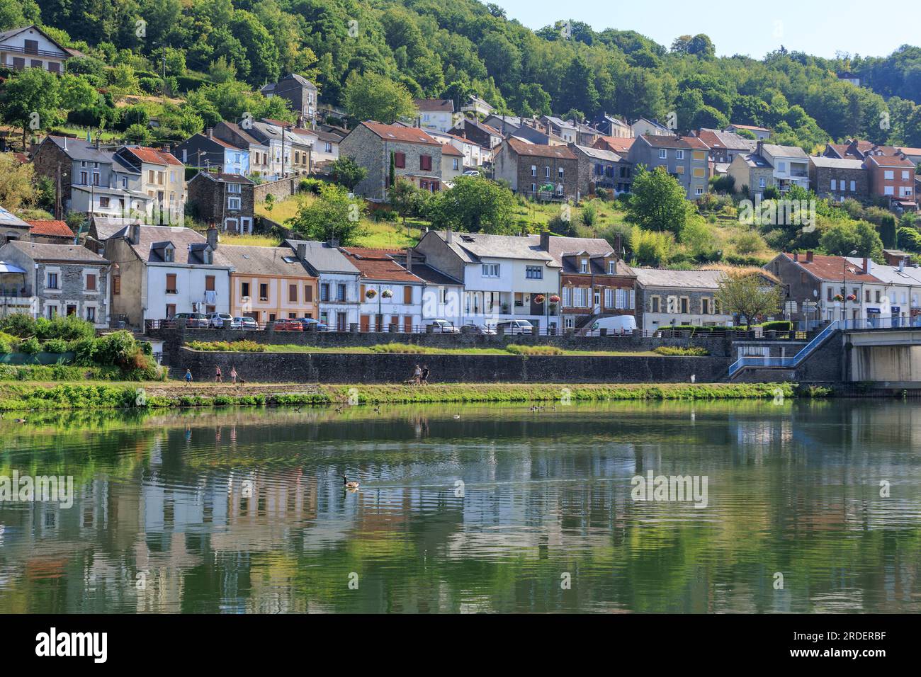 Häuser am Flussufer der Mause MONTHERME Charleville-Mezieres Ardennes Grand Est Frankreich Stockfoto