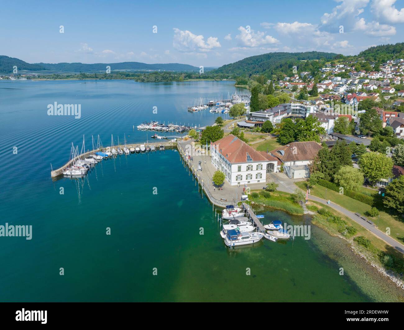 Luftaufnahme des Bodensees mit der Gemeinde Bodman-Ludwigshafen mit dem Yachthafen und dem alten Zollhaus, Hegau, Constance County Stockfoto