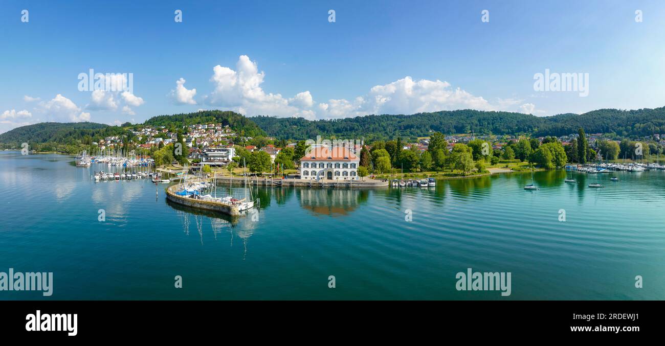 Luftpanorama des Bodensees mit der Gemeinde Bodman-Ludwigshafen mit dem Hafen und dem alten Zollhaus, Hegau, Constance County Stockfoto