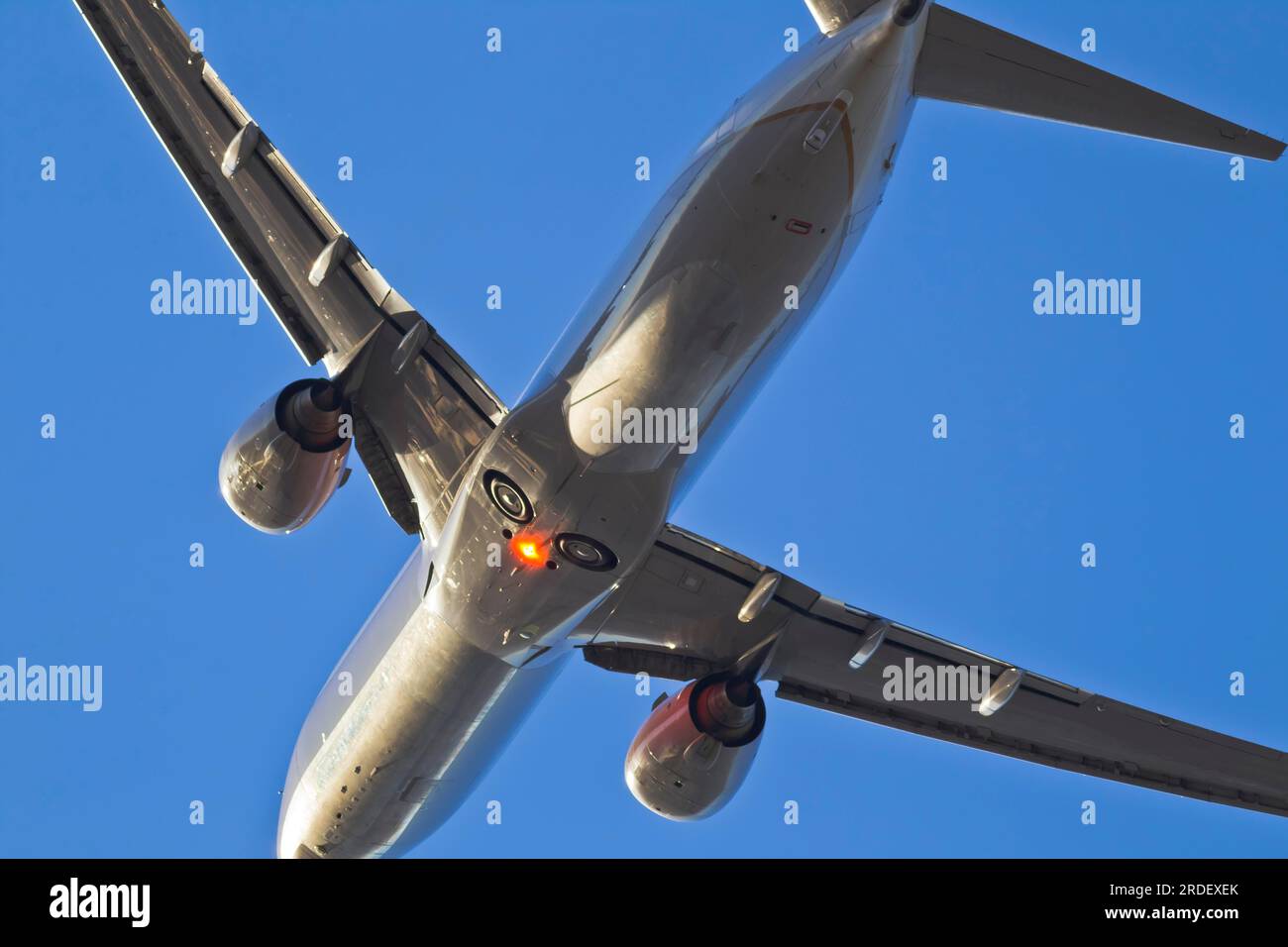 Ein kommerzielles Flugzeug startet auf einem internationalen Flughafen Stockfoto