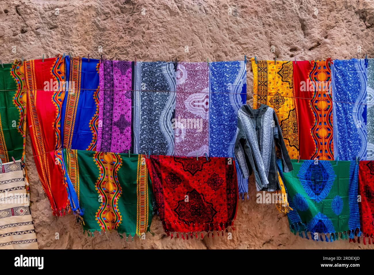 Farbenfrohe Kleidung wird auf dem freien Markt in der blauen Stadt Medina von Fès, Marokko, verkauft Stockfoto