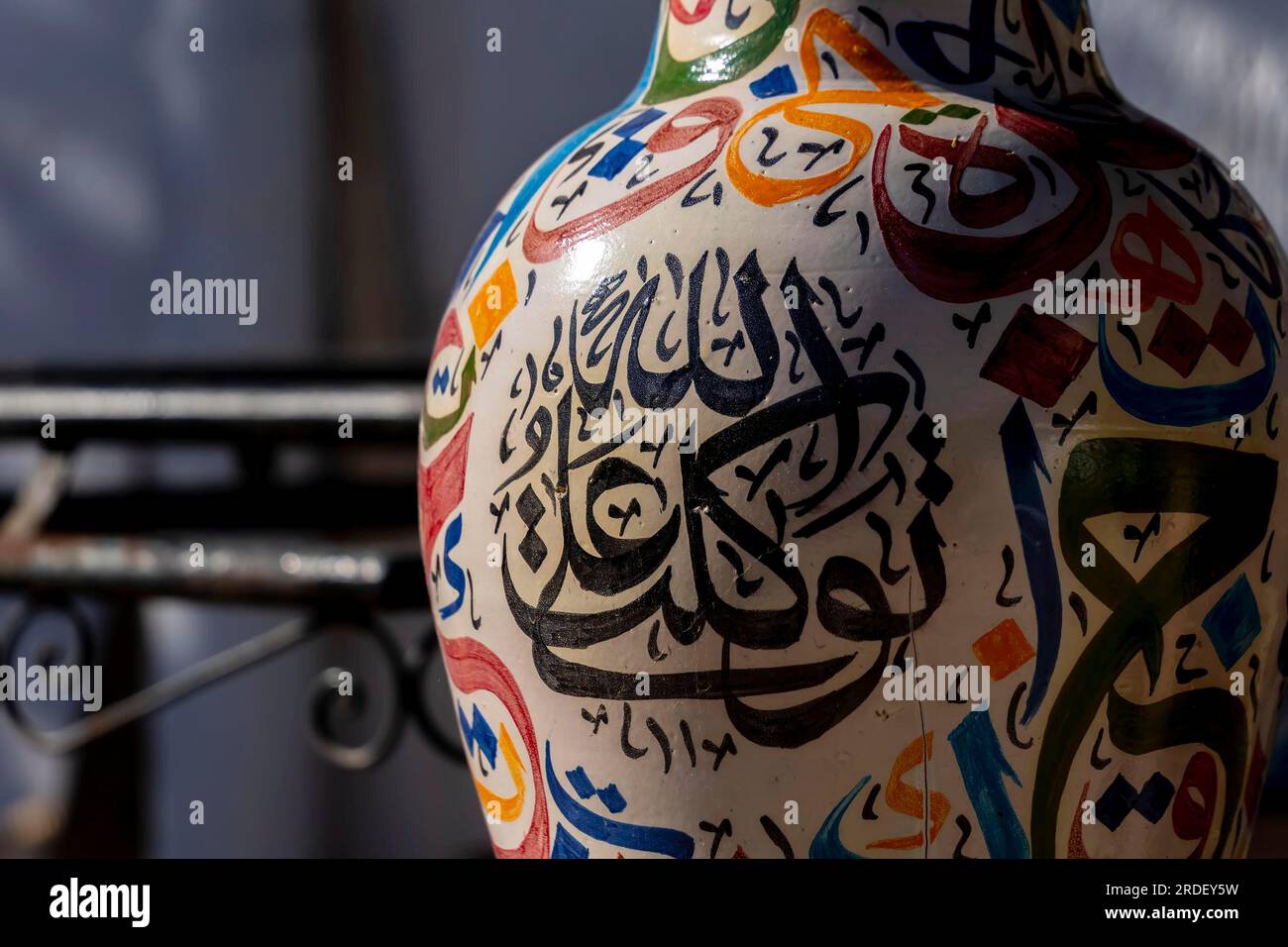 In Fez, Marokko, wird eine alte marokkanische Tradition von handgeschnittenen Fliesenmosaiken und handbemalten Keramiken hergestellt Stockfoto