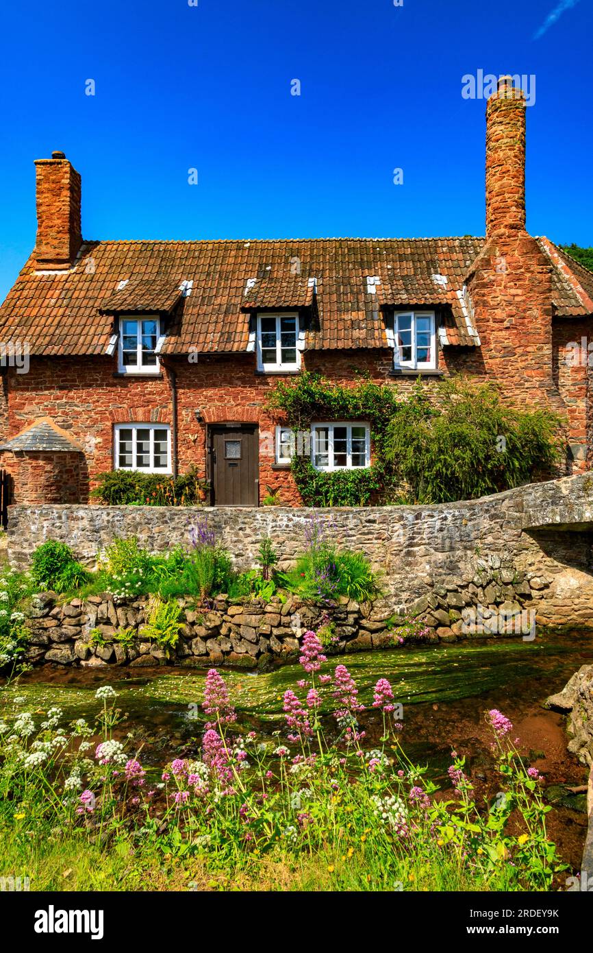 Traditionelle Steinhäuser in Allerford auf dem Holnicote Estate, Somerset, England, Großbritannien Stockfoto
