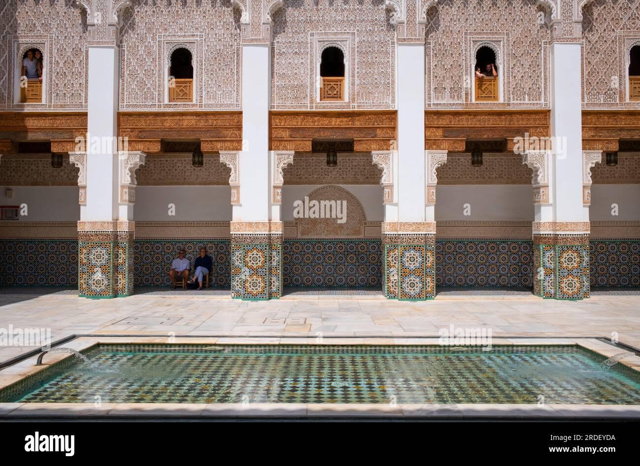 Marokko: Haupthof und Galerie mit reflektierendem Pool, Ben Youssef Madrasa (Medersa Ben Youssef), Medina von Marrakesch, Marrakesch. Der Sultan der Saadier-Dynastie, Abdallah al-Ghalib Billah (1517 - 1574), baute die Madrasa im Jahr 1565 (972 AH). Es war einst das größte islamische College im Maghreb (Nordwestafrika). Stockfoto