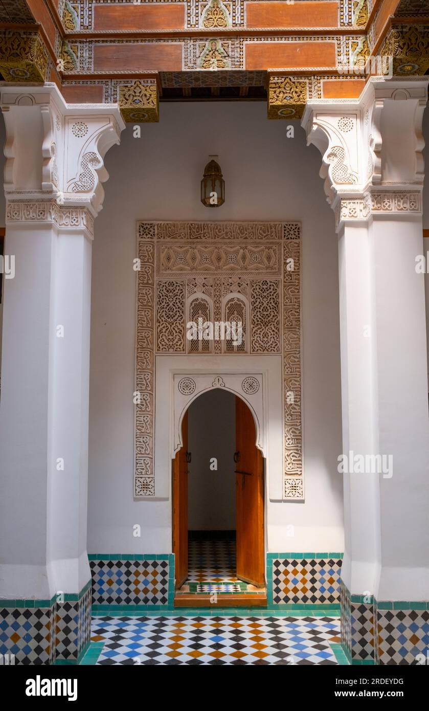 Marokko: Eintritt in ein Studentenwohnheim, Ben Youssef Madrasa (Medersa Ben Youssef), Medina von Marrakesch, Marrakesch. Der Sultan der Saadier-Dynastie, Abdallah al-Ghalib Billah (1517 - 1574), baute die Madrasa im Jahr 1565 (972 AH). Es war einst das größte islamische College im Maghreb (Nordwestafrika). Stockfoto